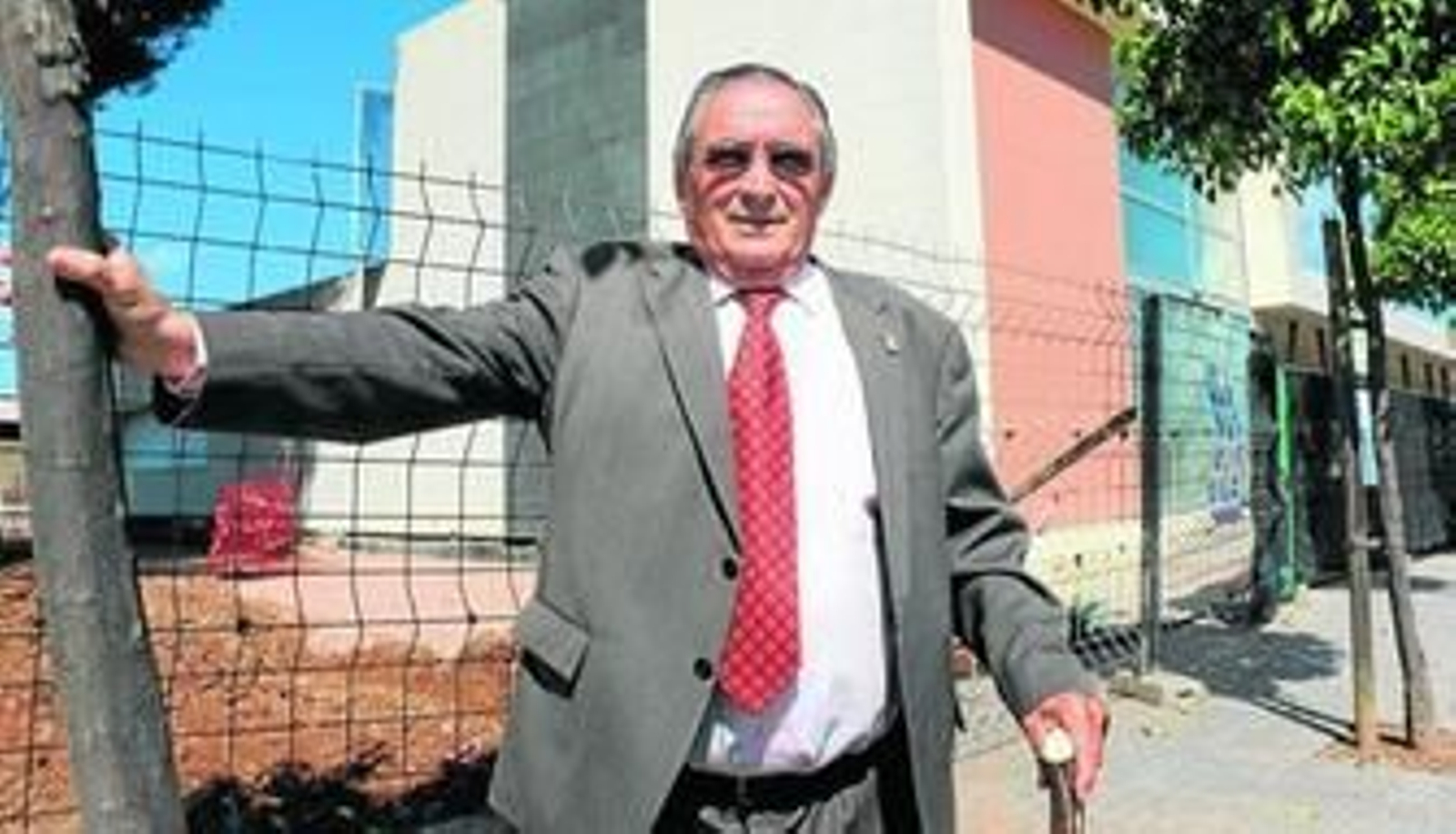 Alfonso Otero posa frente a las obras de la piscina cubierta del Figueroa. Alfonso Otero posa frente a las obras de la piscina cubierta del Figueroa.