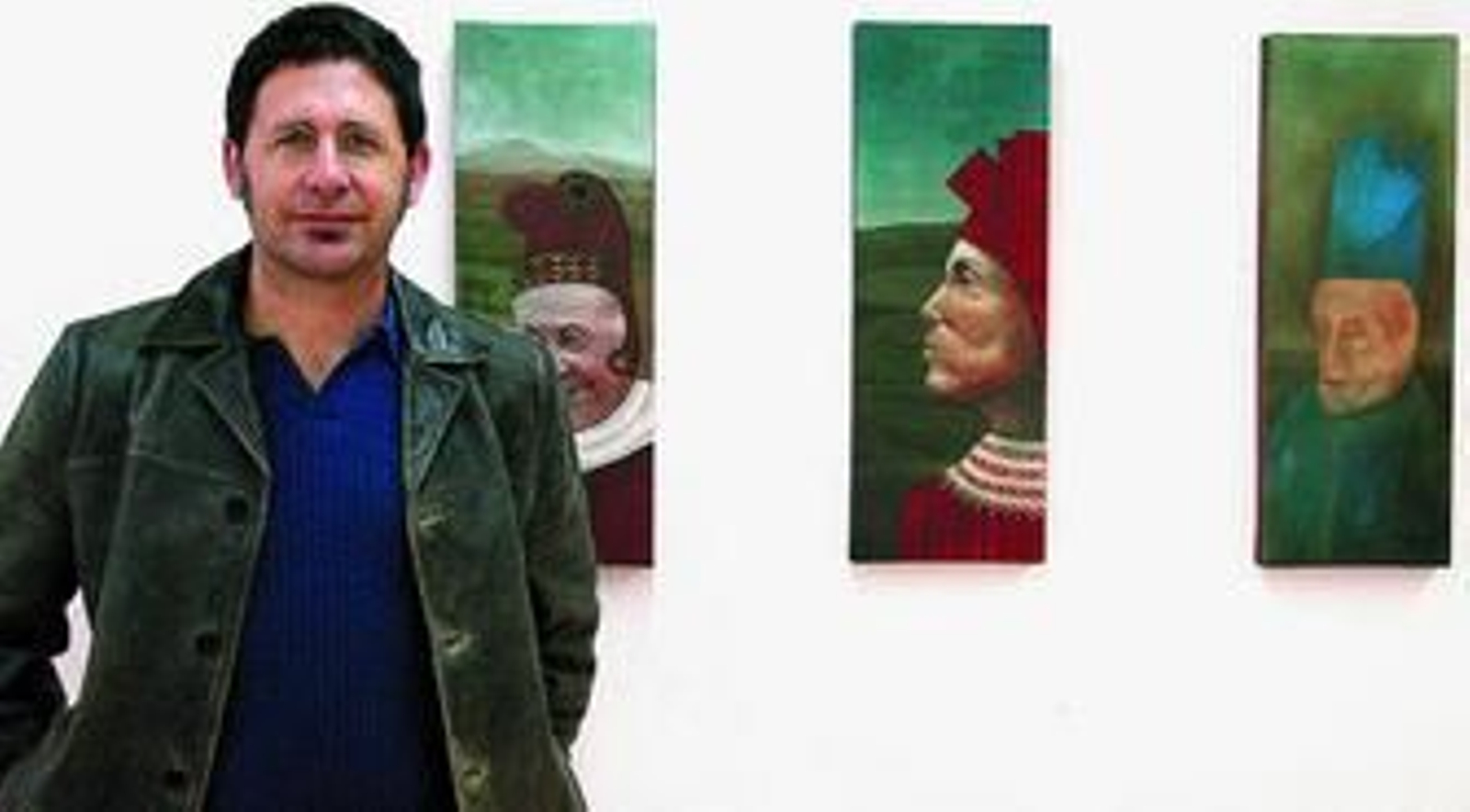 José Manuel Rivas en el espacio cultural ArteaDiario ante algunas de sus obras. José Manuel Rivas en el espacio cultural ArteaDiario ante algunas de sus obras.