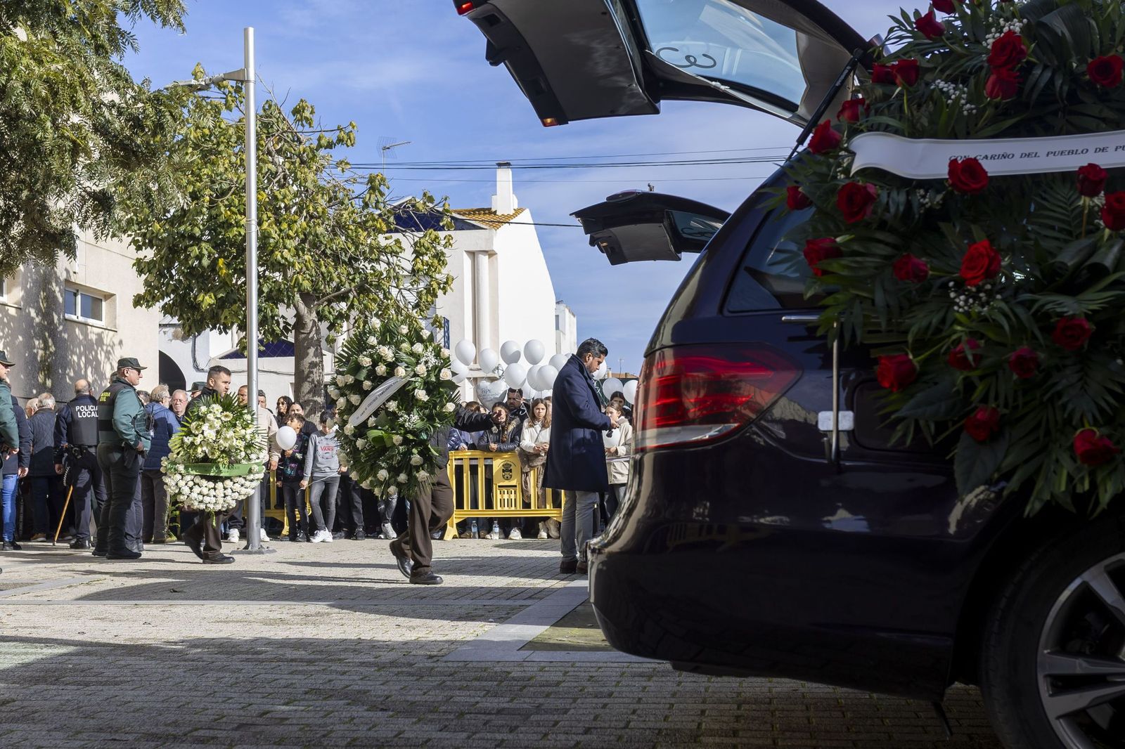 Dolor y desolación en Aljaraque: Las fotos de la desgarradora despedida a la familia Zamorano fallecida en Adamuz