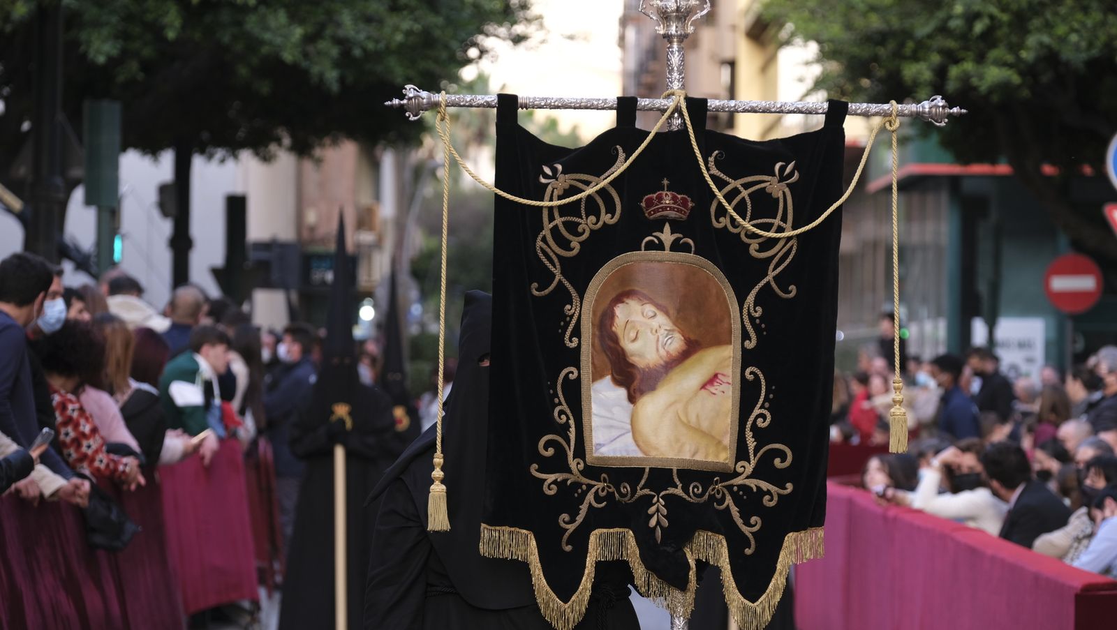 Procesión del Santo Entierro en Almería, en imágenes.