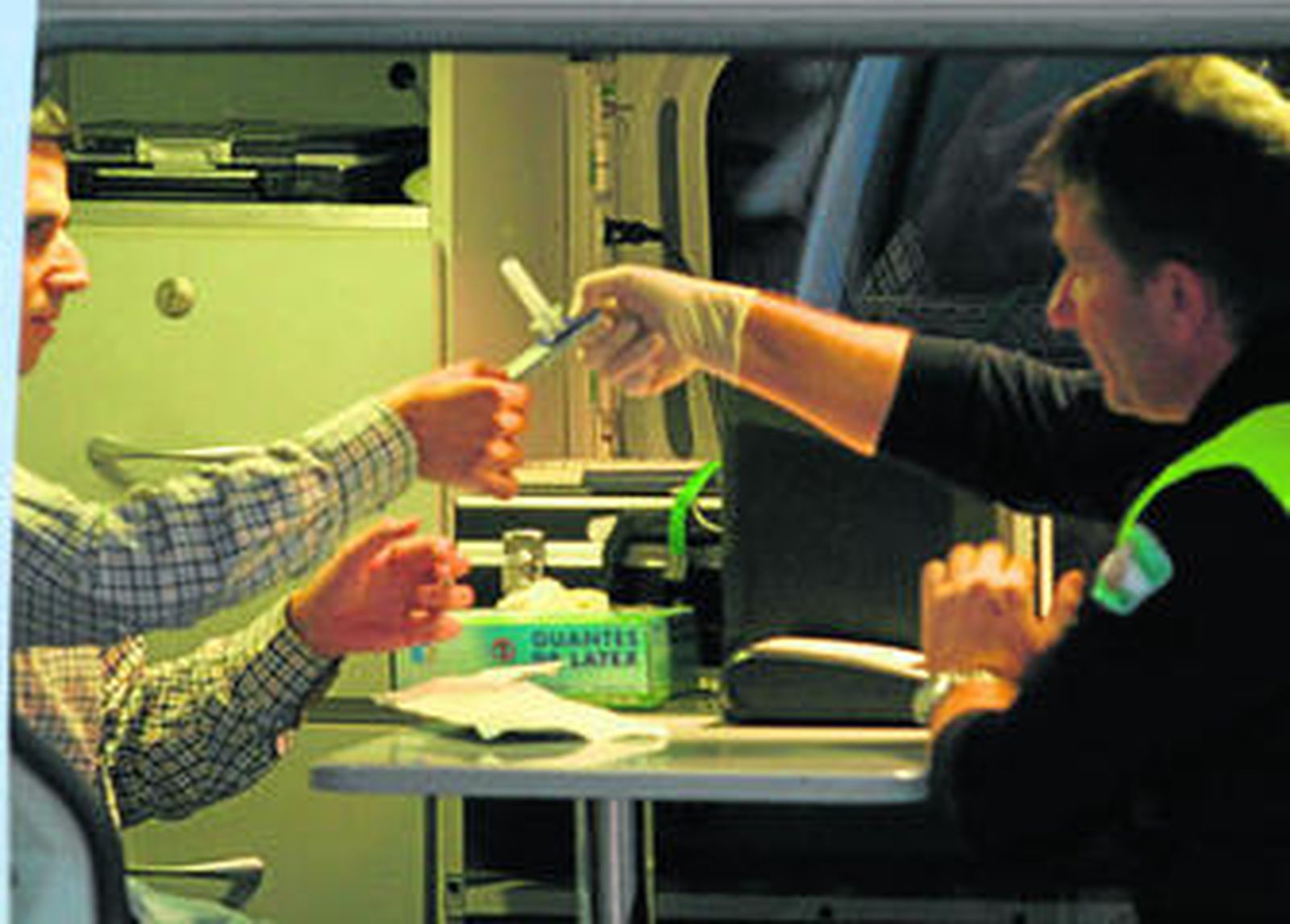 Control de consumo de drogas realizado a un conductor en el interior de un vehículo de la Policía Local en la capital malagueña.