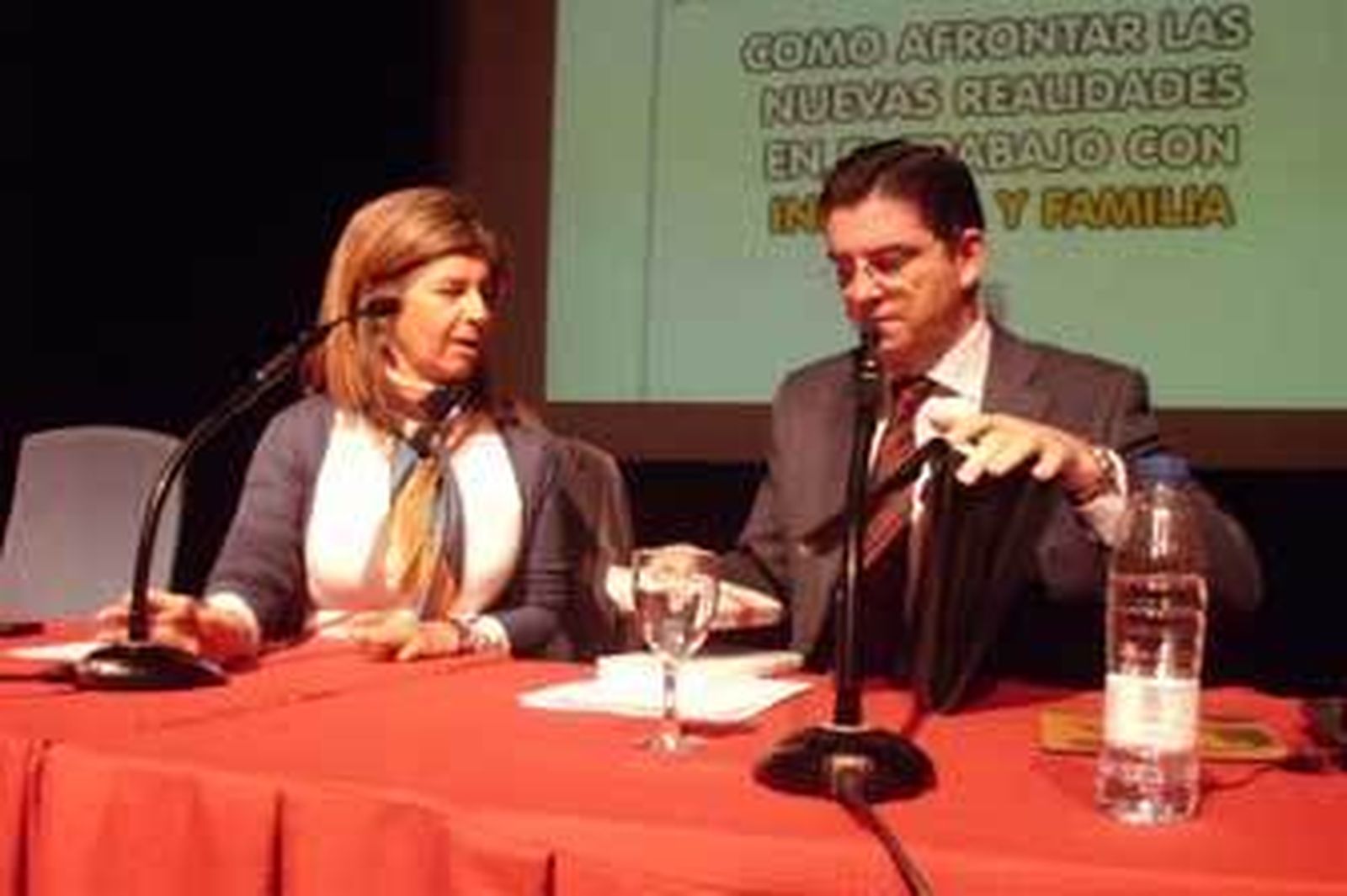 Vicente de Juan Orlandis, ayer junto a la delegada municipal Isabel Paredes en el Centro Social de La Granja.