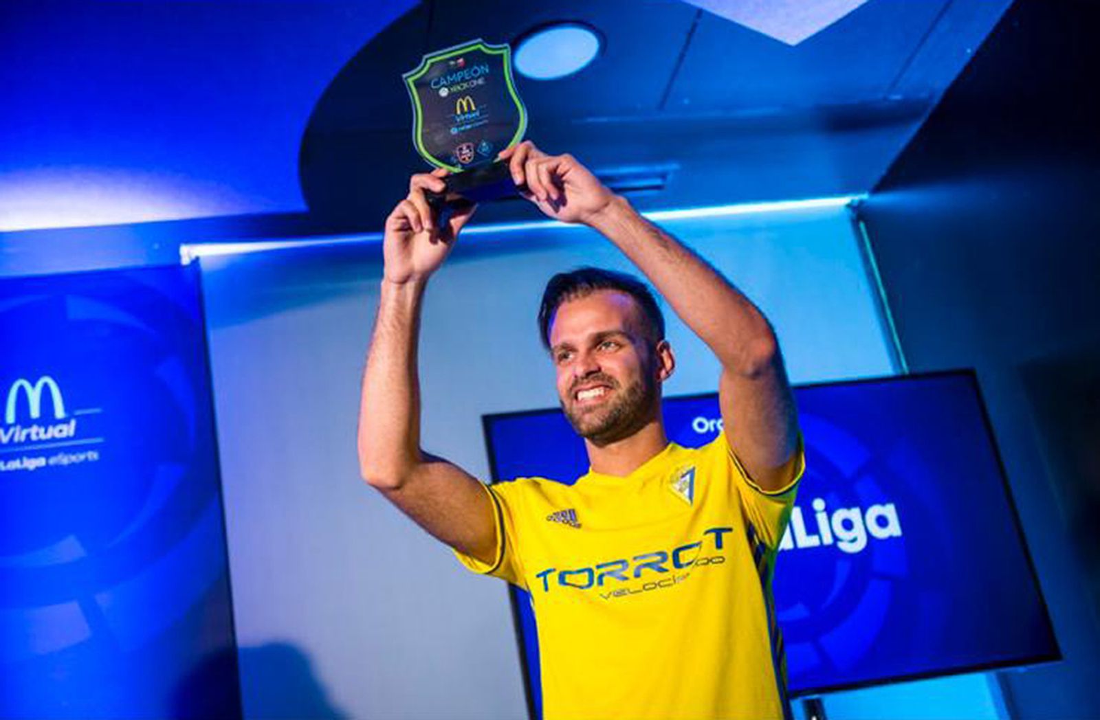 Stéfano levanta el trofeo que le acreditaba como campeón del torneo McDonald´s Virtual LaLiga eSports.