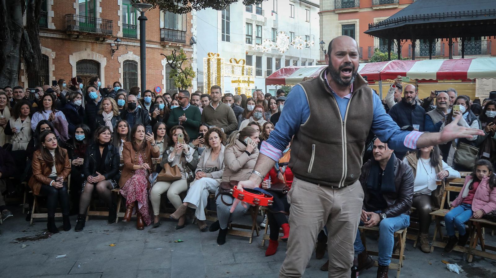 Las zambombas llenan las plazas y calles del centro de Jerez