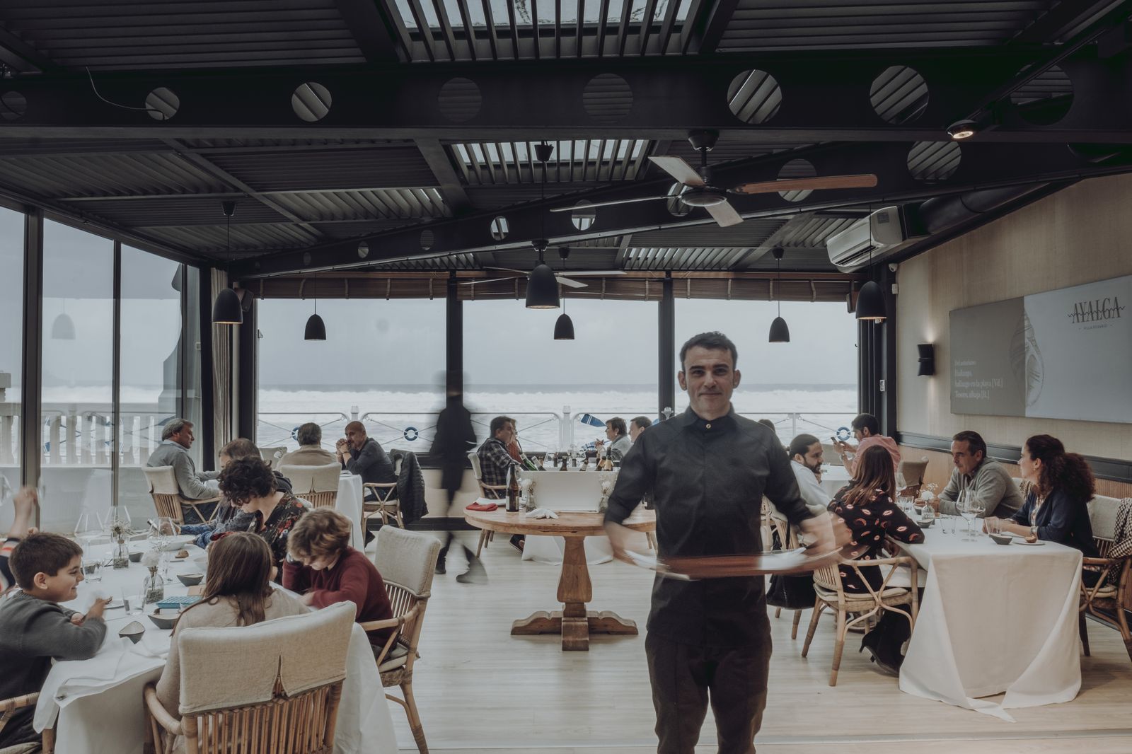 El sumiller y jefe de sala Marcos Granda en su restaurante Ayalga, en Asturias.