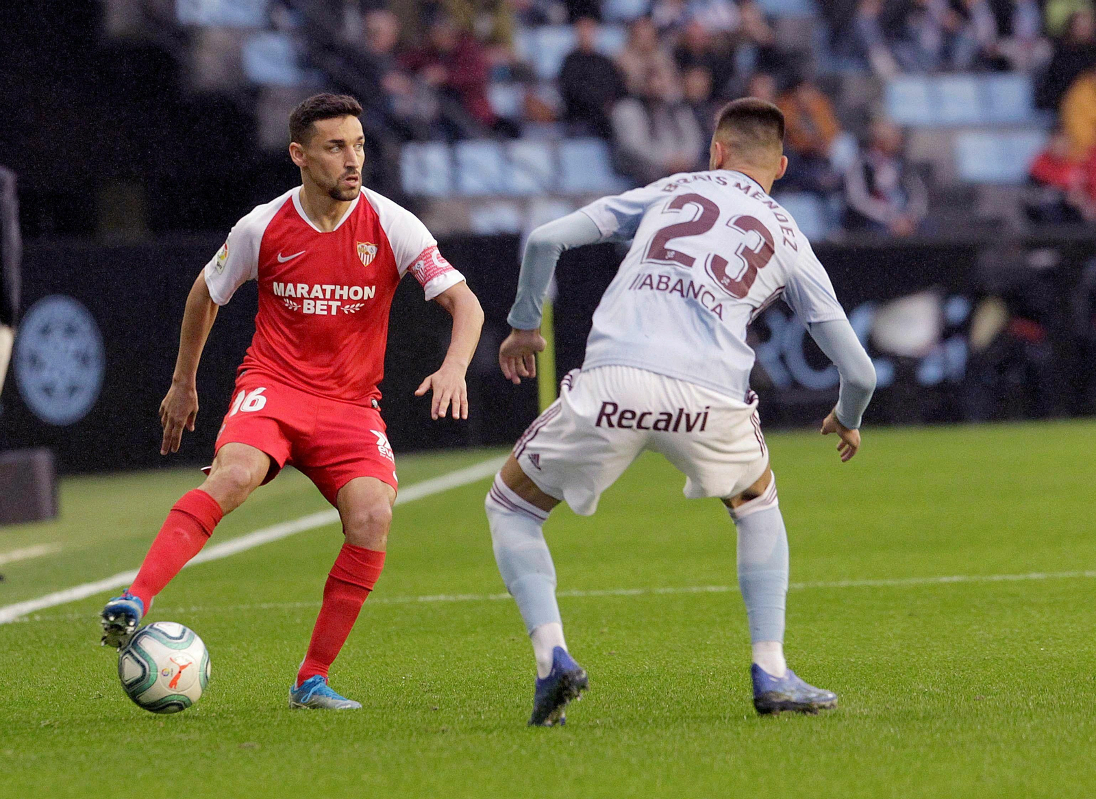 Jesús Navas busca a un compañero ante Brais Méndez.