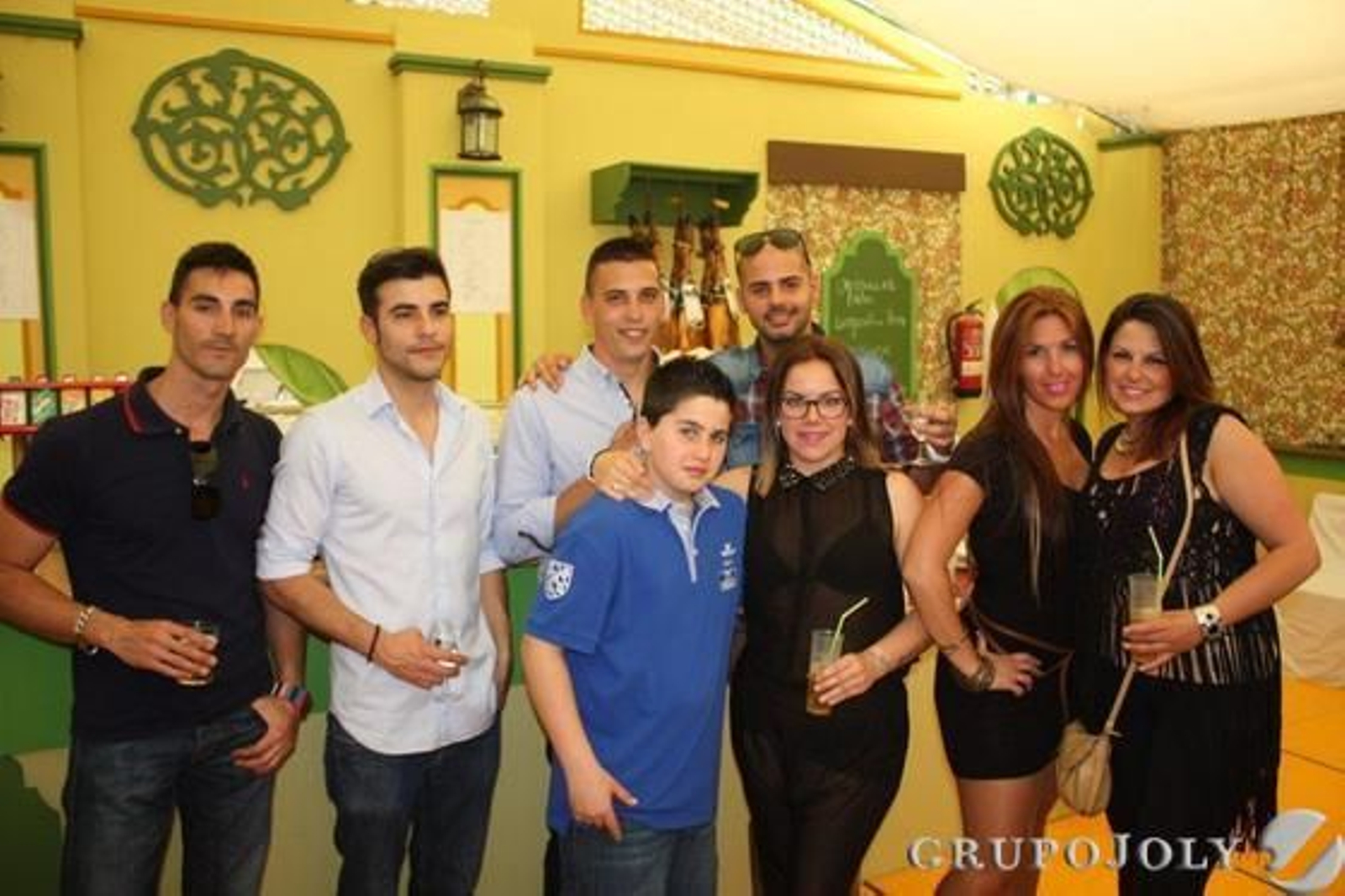 Francisco José Soto, gerente de Sotoservice, junto a familiares y amigos en la caseta Revuelo.

Foto: Andres Mora - Fito Carreto