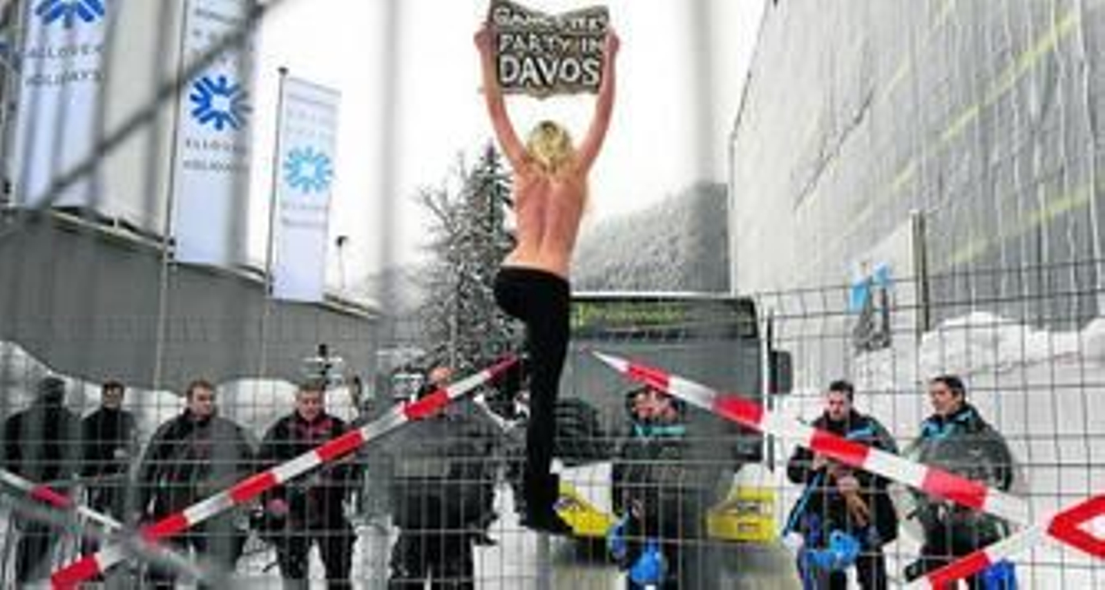 Una joven protesta frente a la Policía a la entrada al Foro de Davos (Suiza).