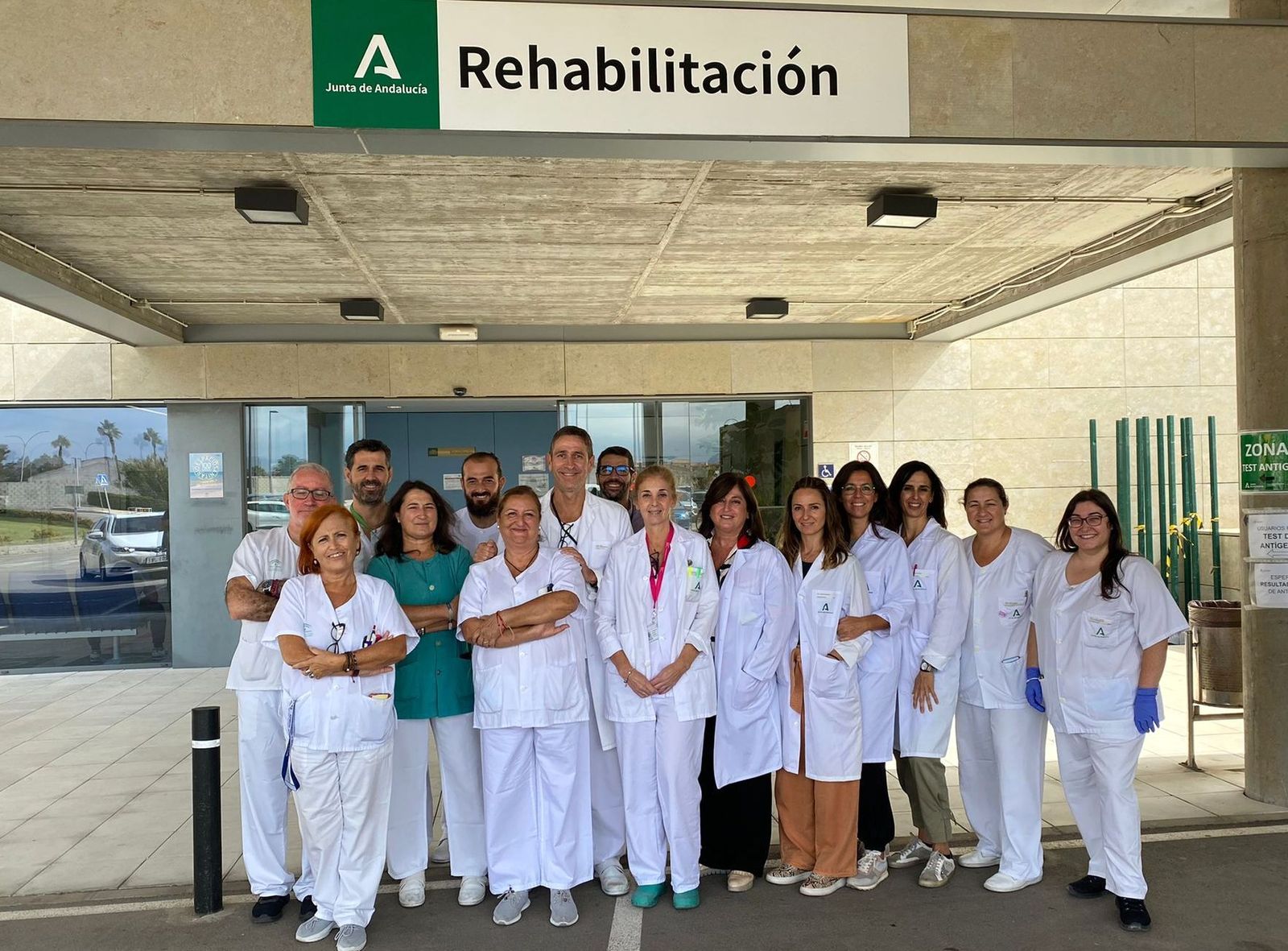 Médicos Rehabilitadores del Valme en la facha del Hospital de La Línea de la Concepción  junto a compañeros de este centro gaditano.
