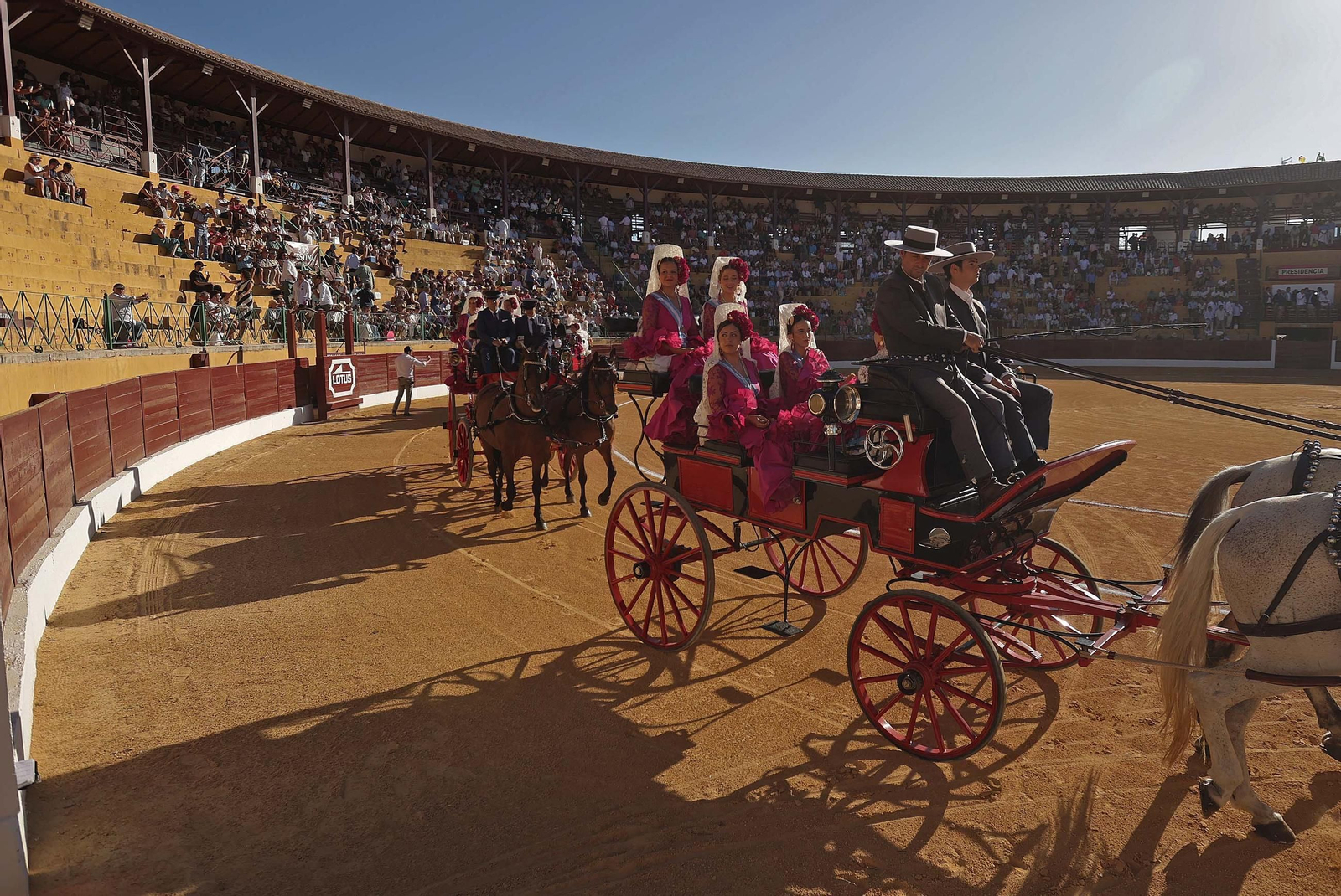 Fotos de la corrida del viernes de la Feria de La Línea: Morante de la Puebla, Talavante y David de Miranda Fotos de la corrida del viernes de la Feria de La Línea: Morante de la Puebla, Talavante y David de Miranda