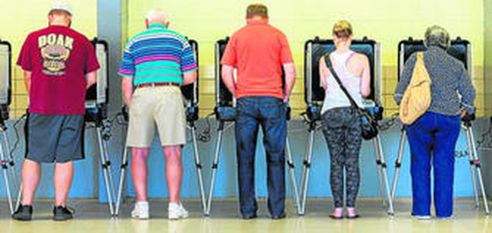 Un grupo de votantes participa en el primer día de voto anticipado para las elecciones del 8 de noviembre en Tucker, en el estado de Georgia.