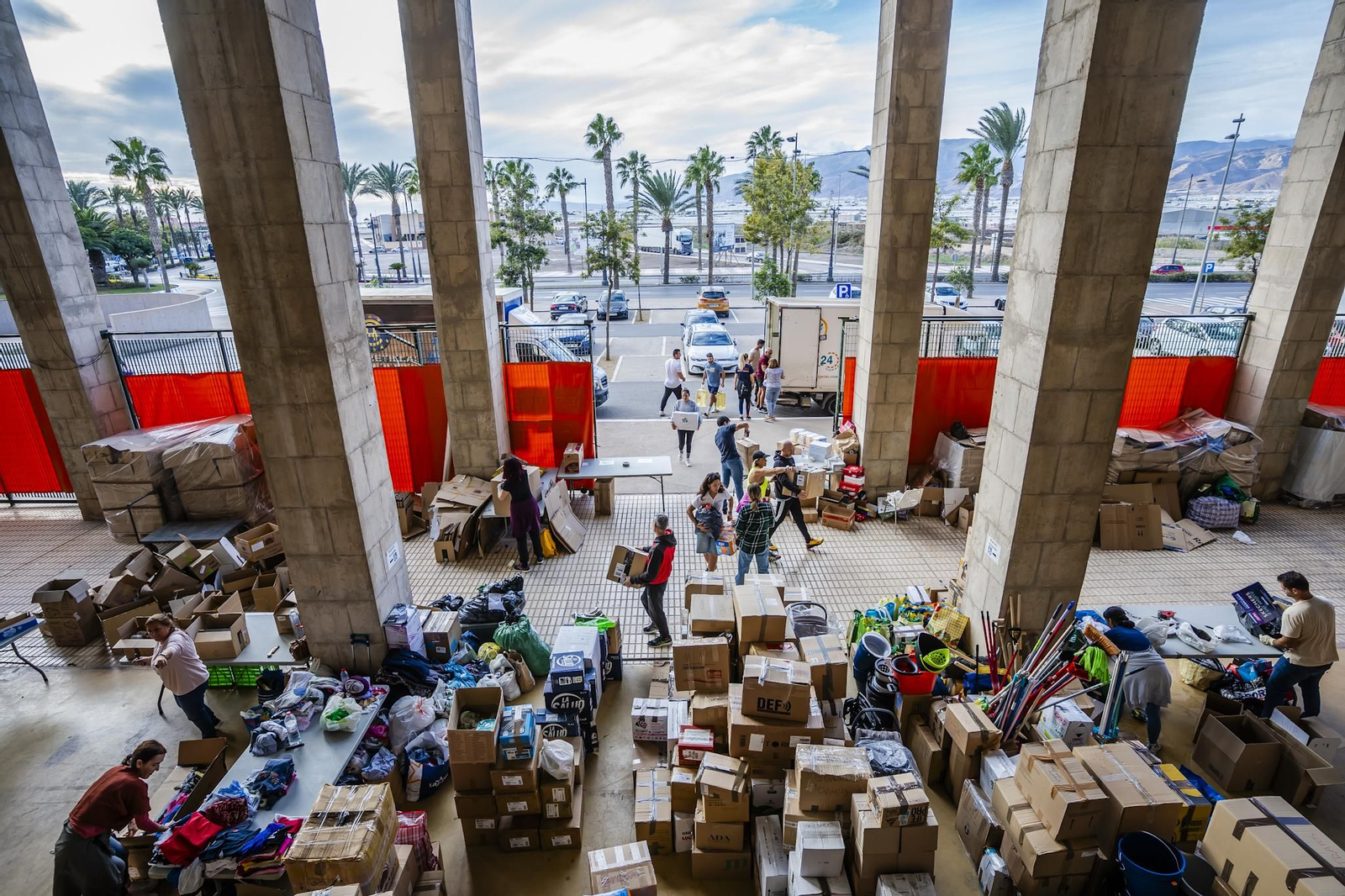 El Pabellón Infanta Cristina está siendo el centro logístico de la recogida y reparto del material.