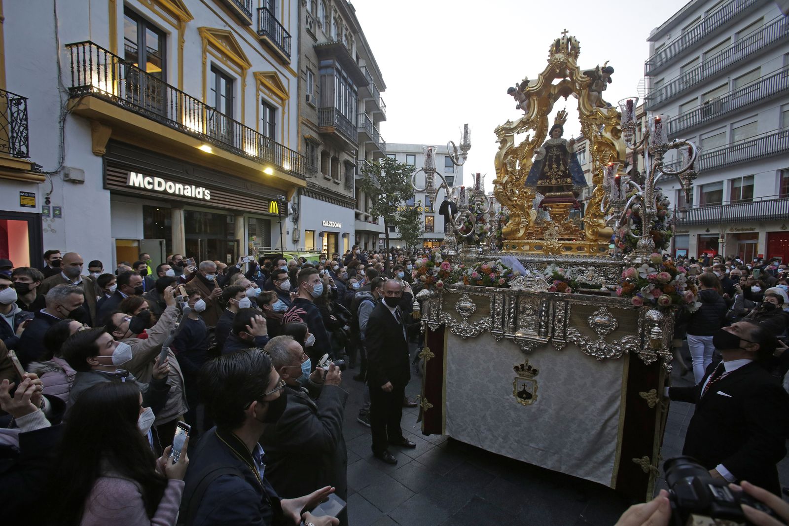 Niño Jesús de Praga, Santo Angel
