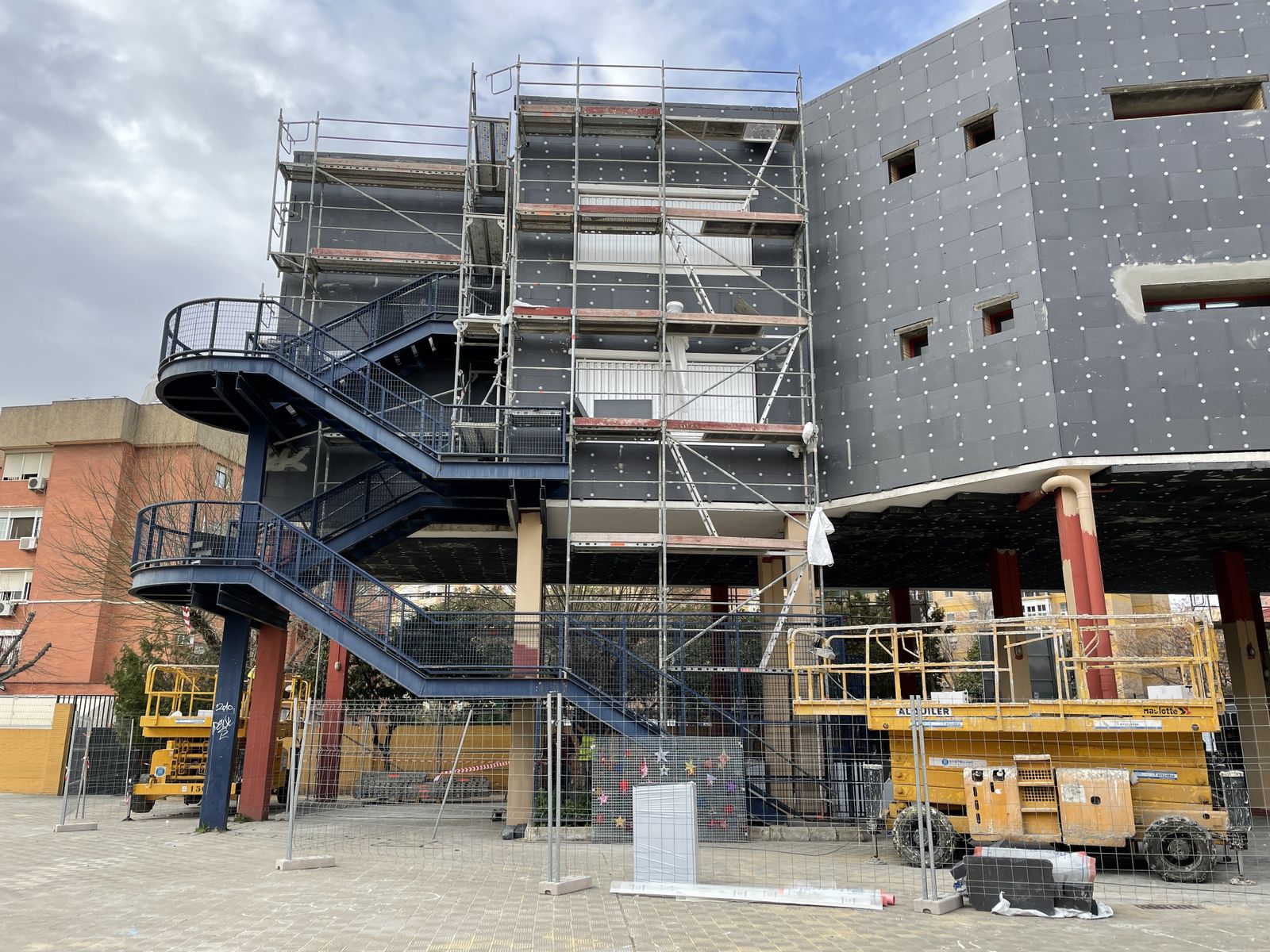 Obras en el exterior del CEIP Juan de la Cueva para mejorar la temperatura.