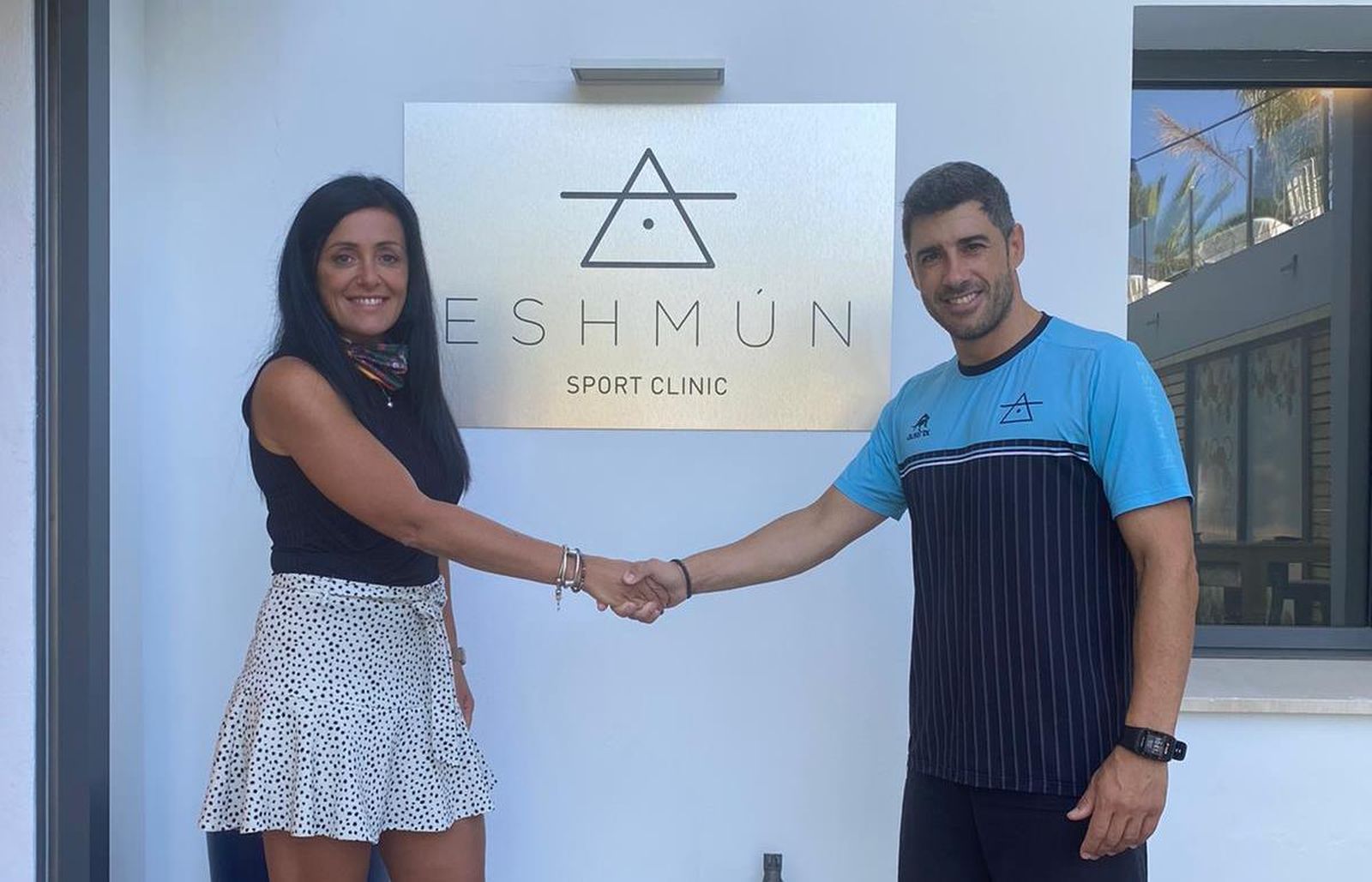 Pepa Moreno y Manu García sellaron el acuerdo en las instalaciones de Eshmún.