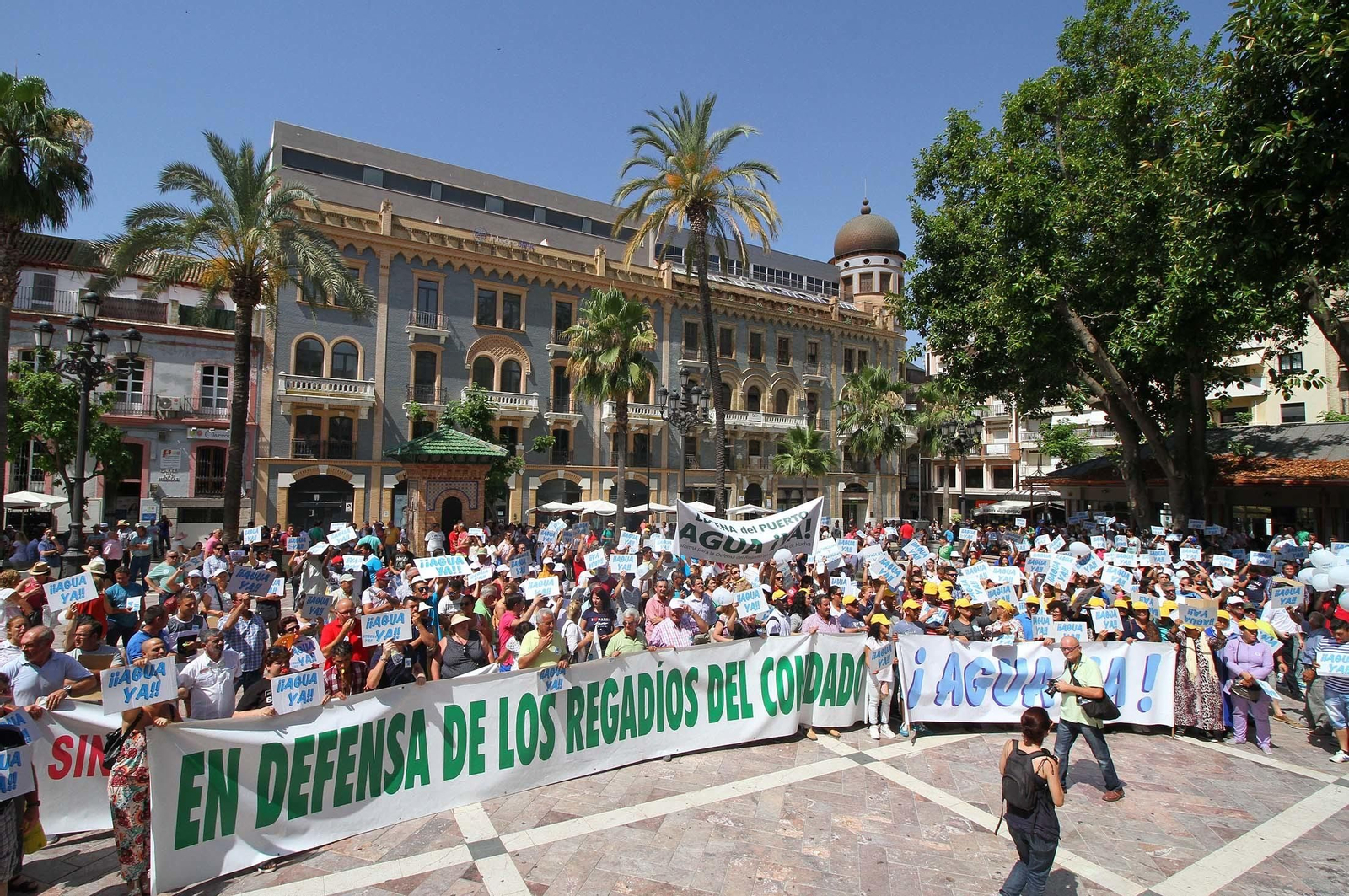 Imágenes de la manifestación para pedir agua y tierra para los regadíos del Condado.