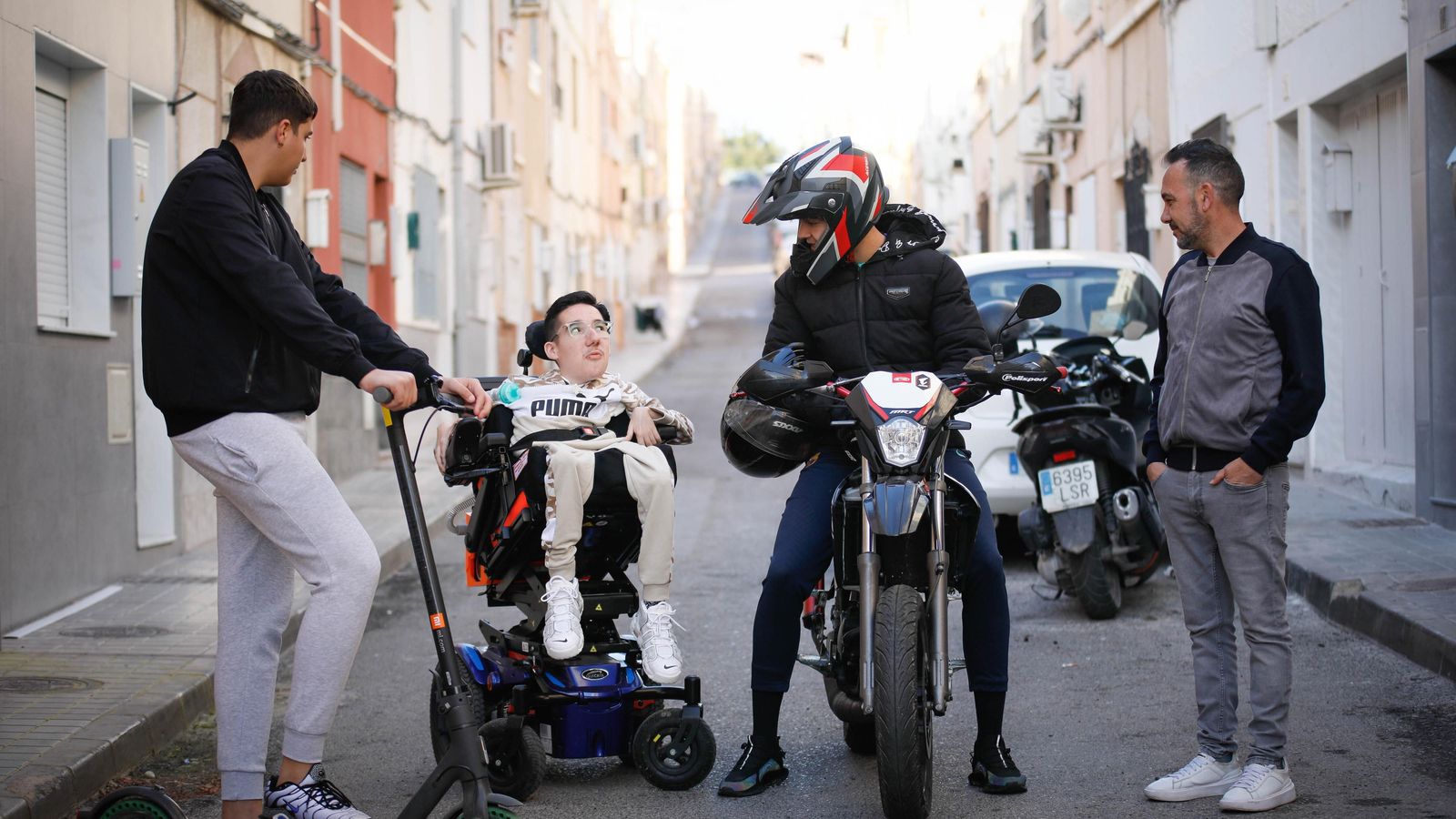 El joven almeriense conversando con unos amigos en su barrio