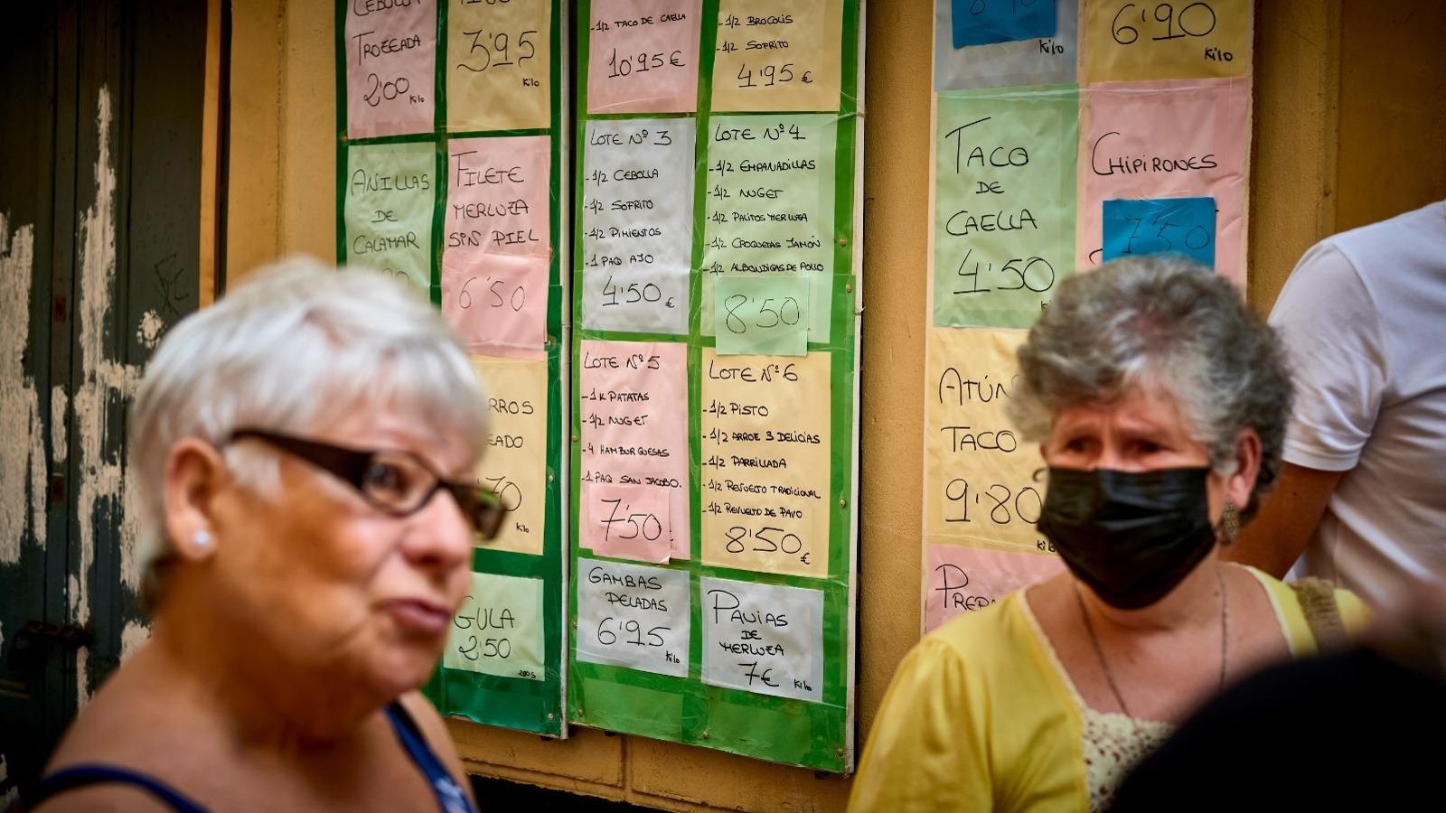 Vecinas de la plaza de las Canastas en la puerta de los congelados.