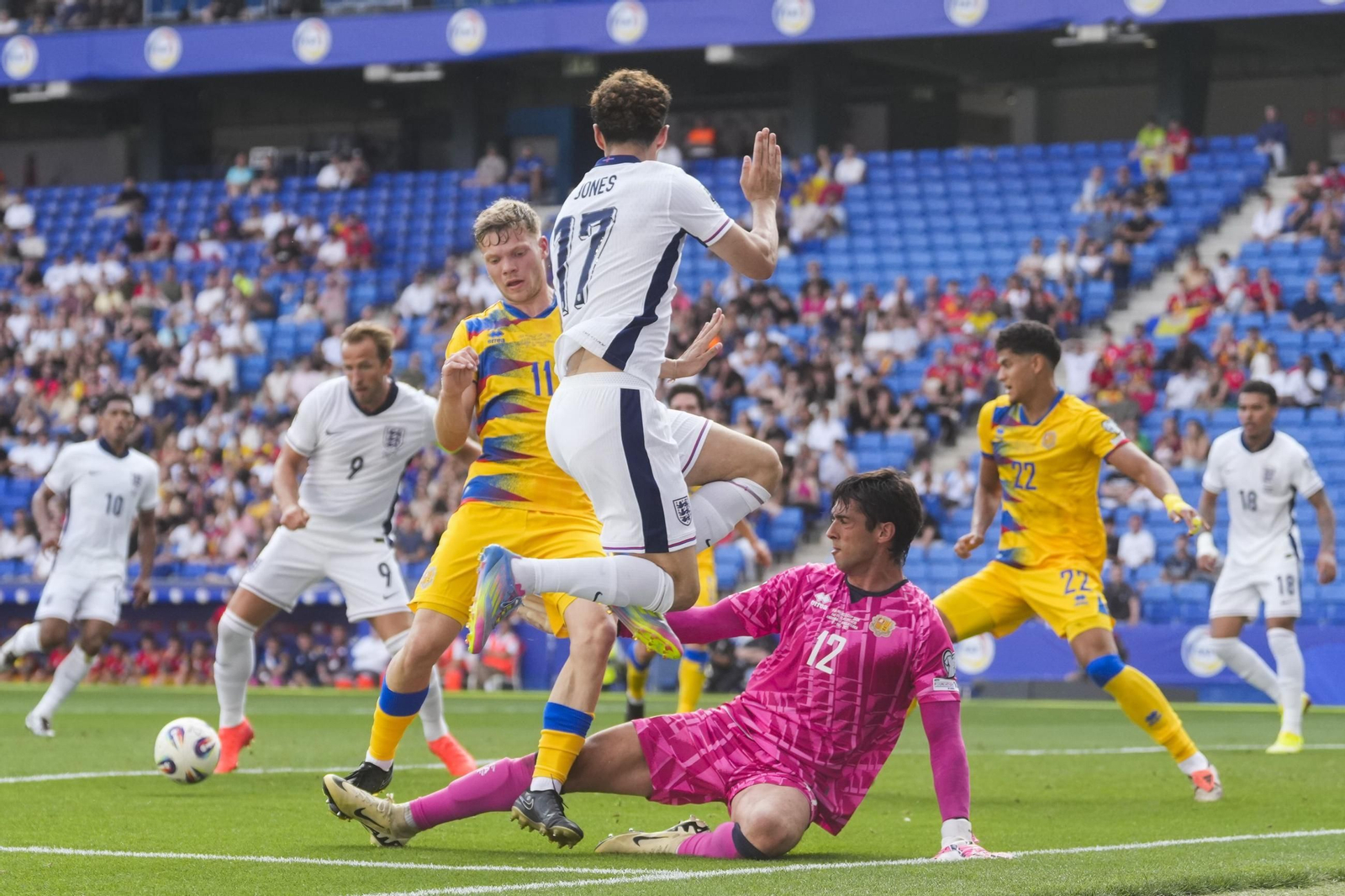 Iker Álvarez intenta frenar un ataque de Inglaterra en un partido internacional con Andorra.