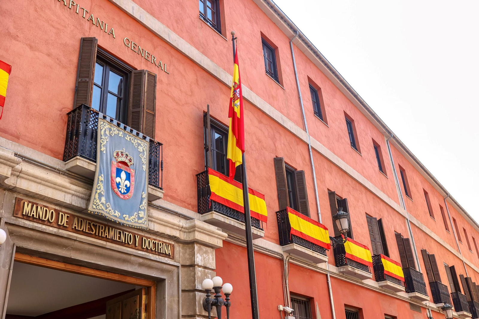Fotos: el acto de izado de la bandera de España en Granada por el Día de las Fuerzas Armadas