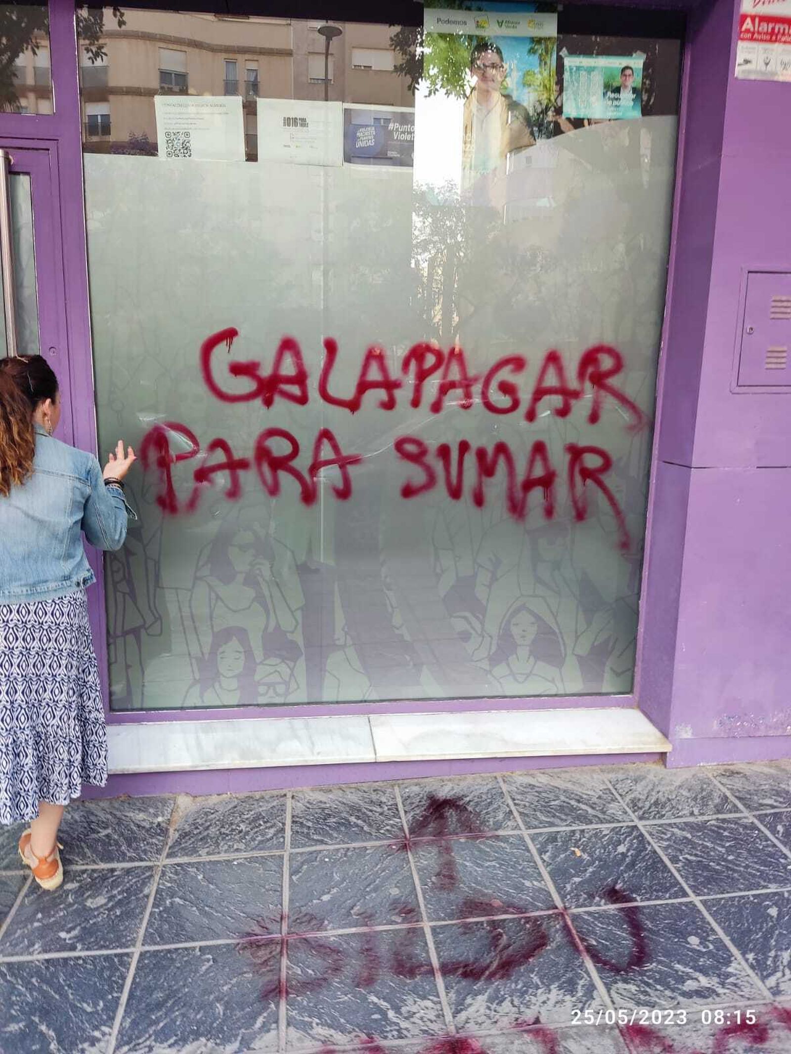 Alusiones a Bildu en la acera frente a la sede de Podemos