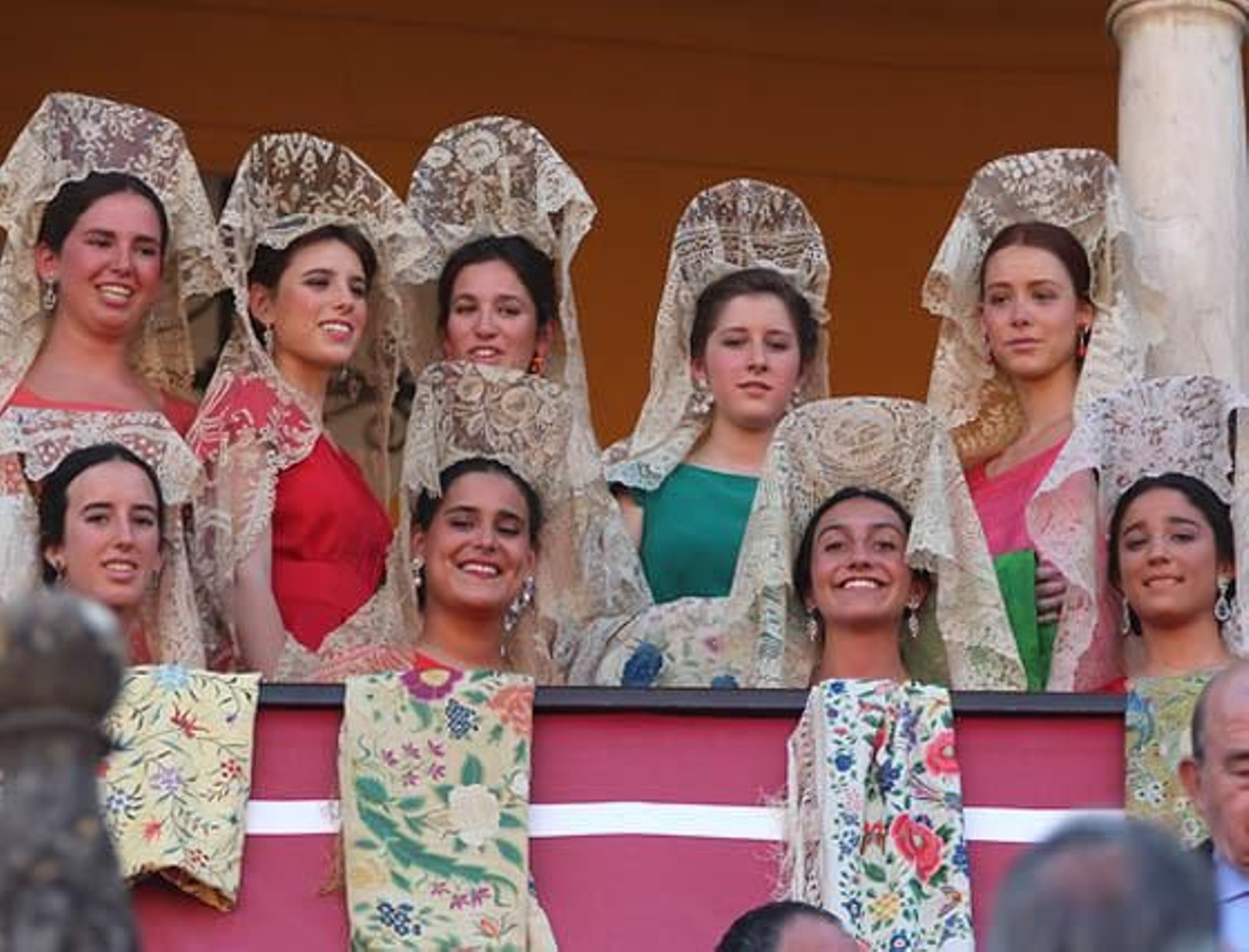 Mantillas blancas en la Maestranza