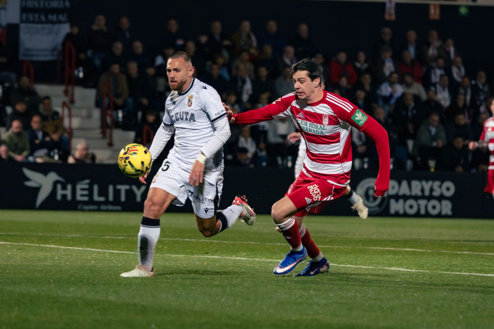 Petit persigue a un defensor del Ceuta.