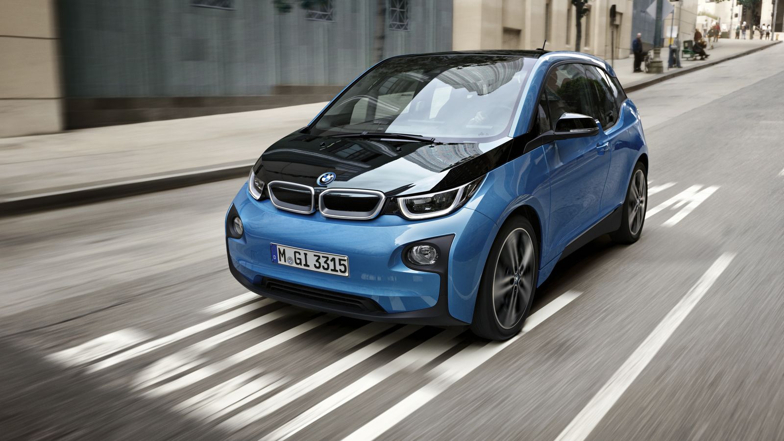 El BMW i3 nació con una batería pequeña que, con el tiempo y sin necesidad de más espacio bajo el piso del habitáculo, llegó a doblar su capacidad.