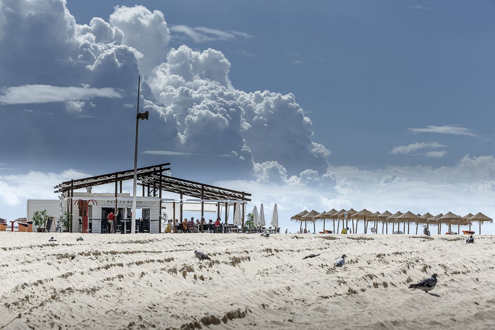La playa, con la amplitud de su arenal y las formas de las nubes, ofrecen siempre grandes imágenes.