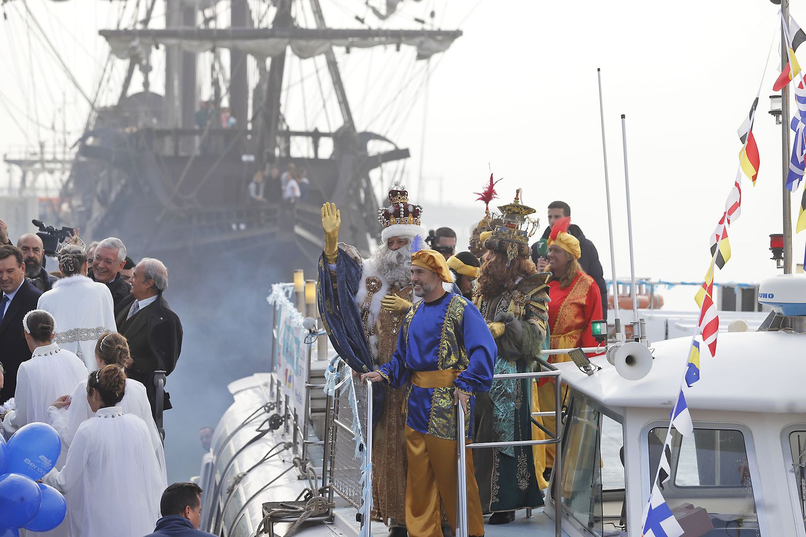 Imágenes de la mágica llegada de los Reyes Magos y la Estrella de la Ilusión a Huelva en barco