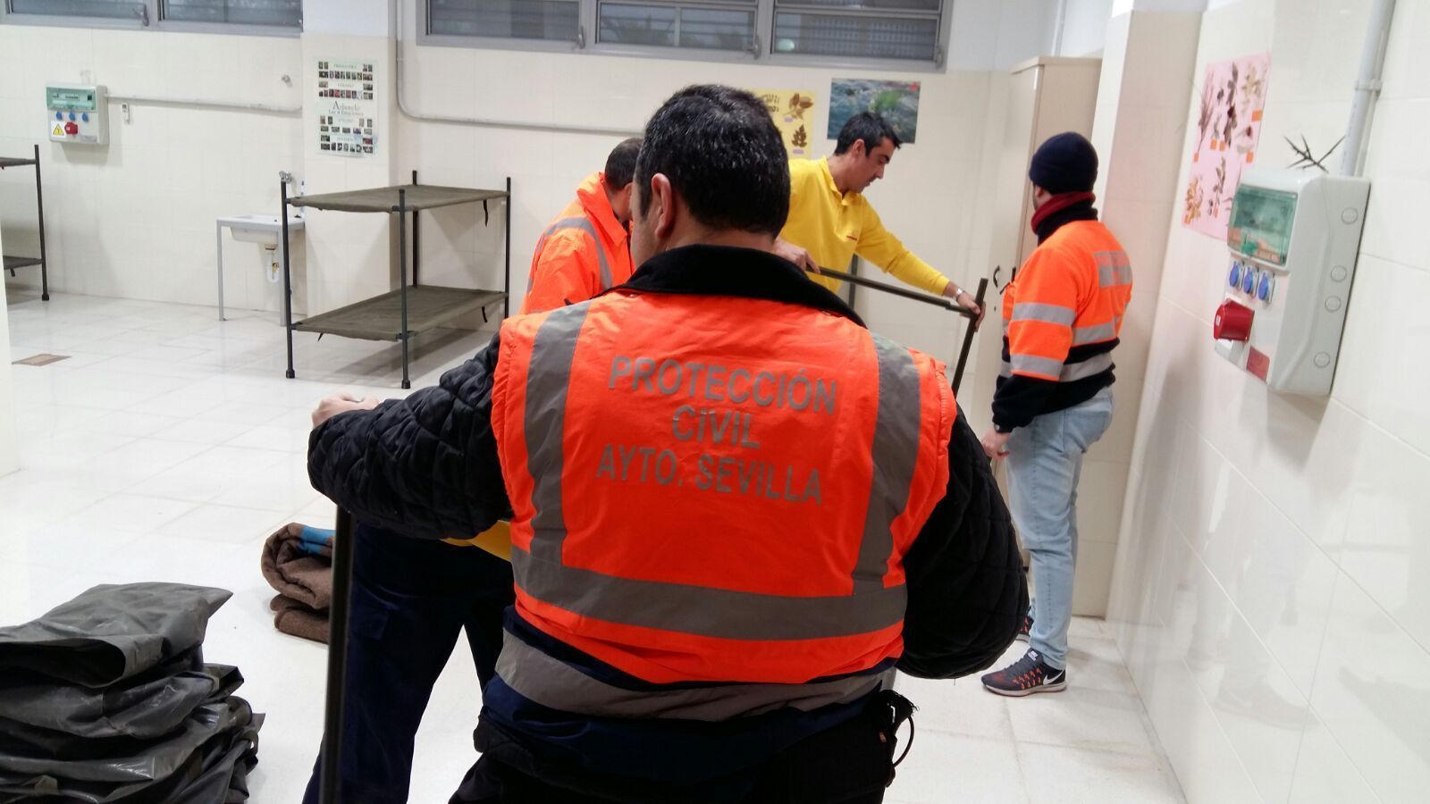 Operarios de Protección Civil preparan el refugio adicional.