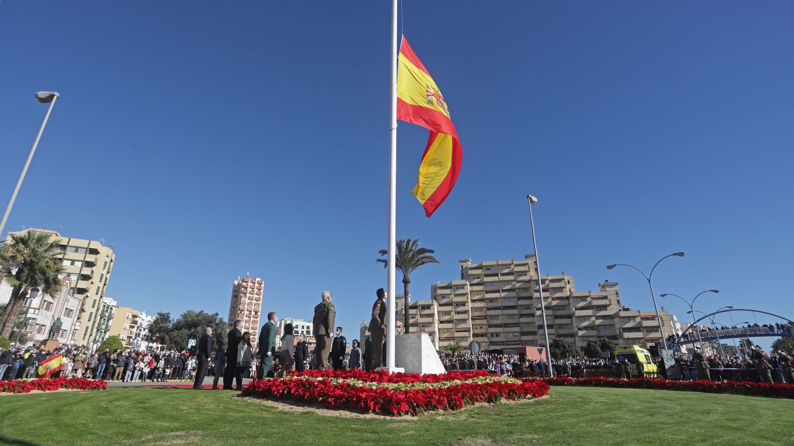 Fotos del izado de la bandera de España en La Línea