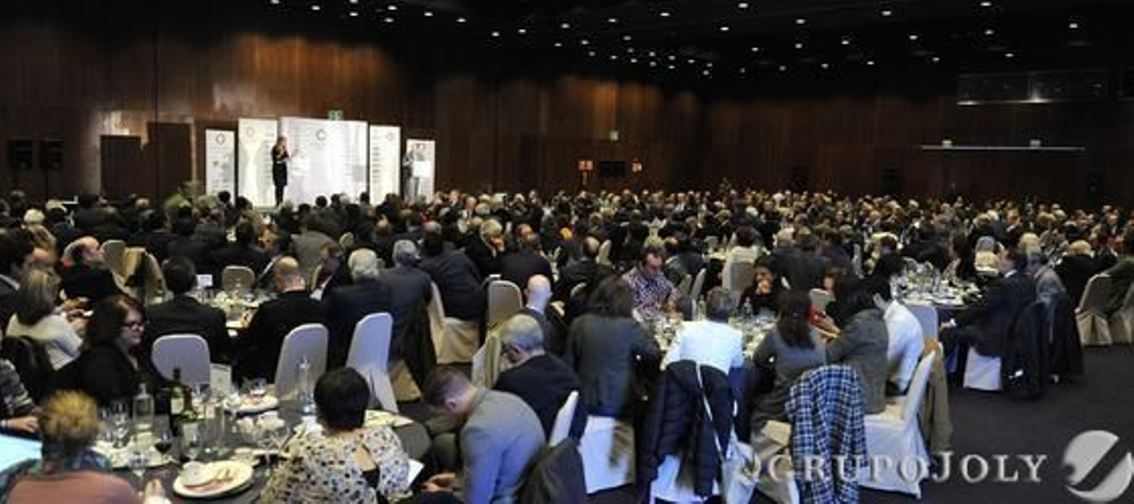 Aspecto que presentaba el salón del Hotel Barceló Renacimiento durante el Foro con Susana Díaz, presidenta de la Junta de Andalucía.  Foto: Belén Vargas/ Juan Carlos Vázquez