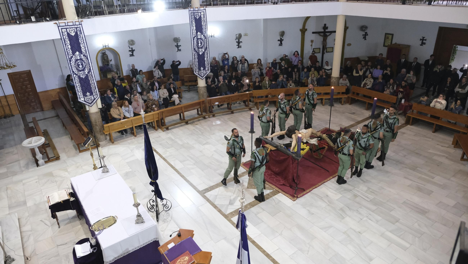 La Legión custodia el Cristo de la Buena Muerte en la Semana Santa de El Parador 2025