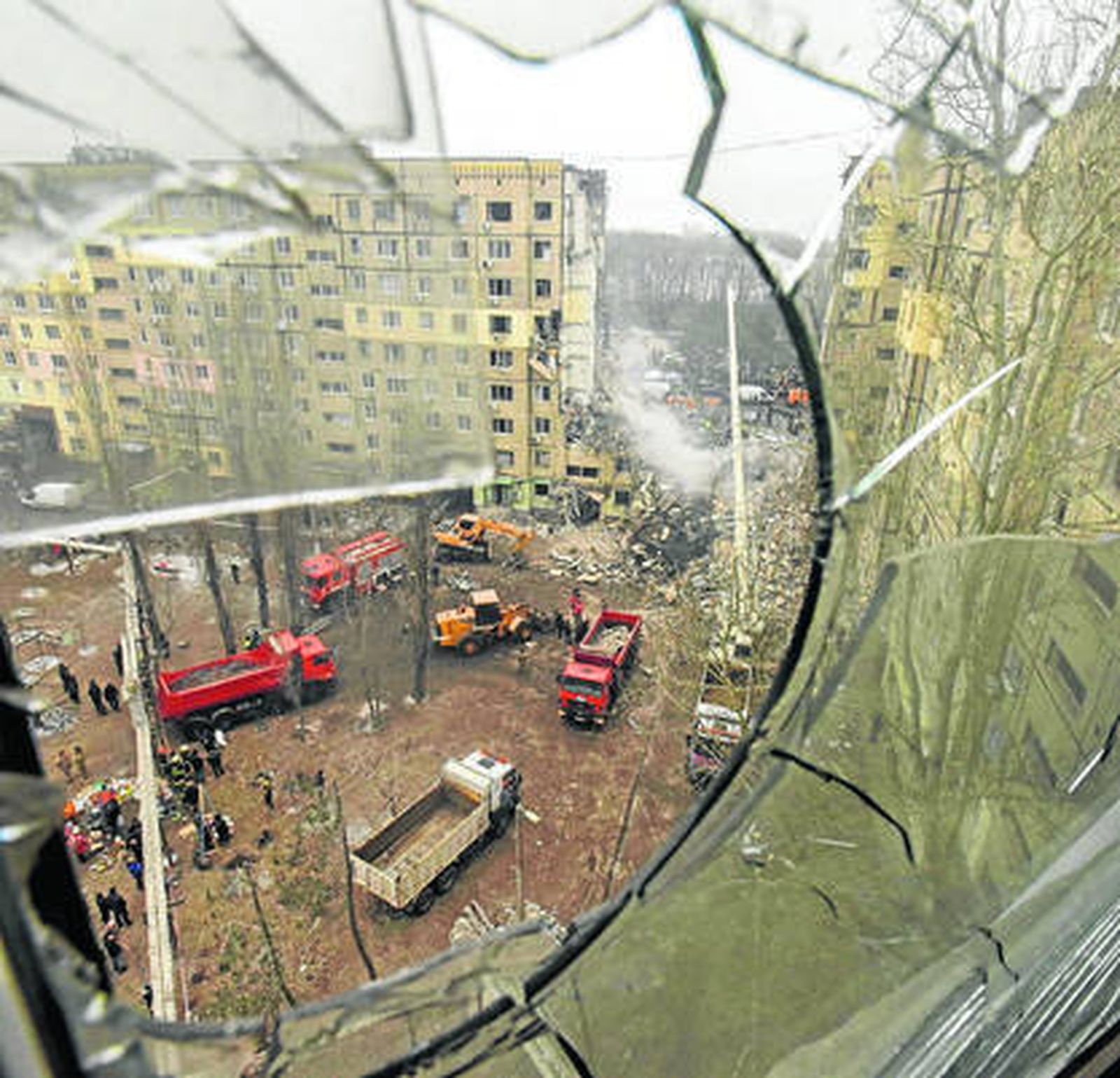Vista del edificio residencial destruido en Dnipro.