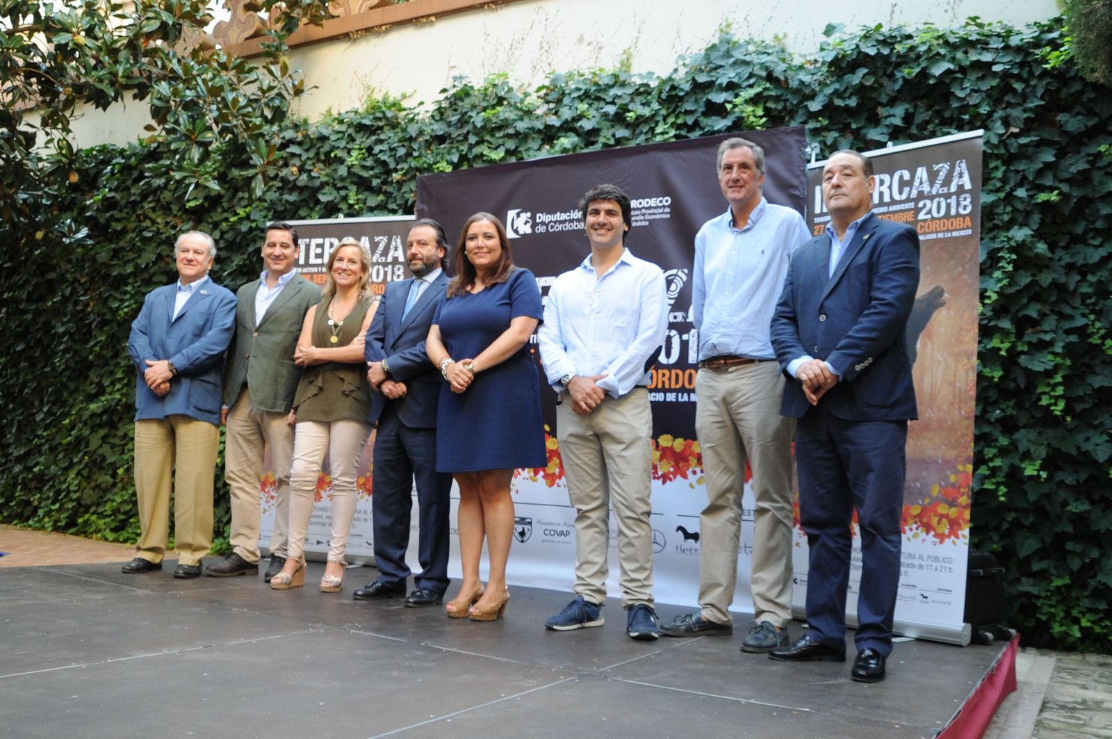 Ana Carrillo, en el centro, con representante del sector cinegético y patrocinadores de la muestra.
