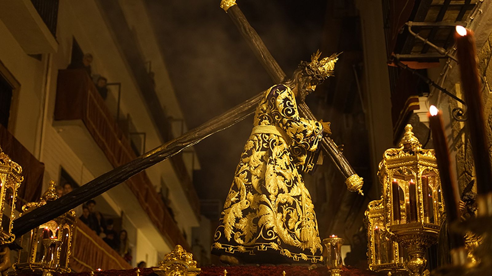 El paso del Señor de la Salud frente al Convento de Santa Ángela de la Cruz.