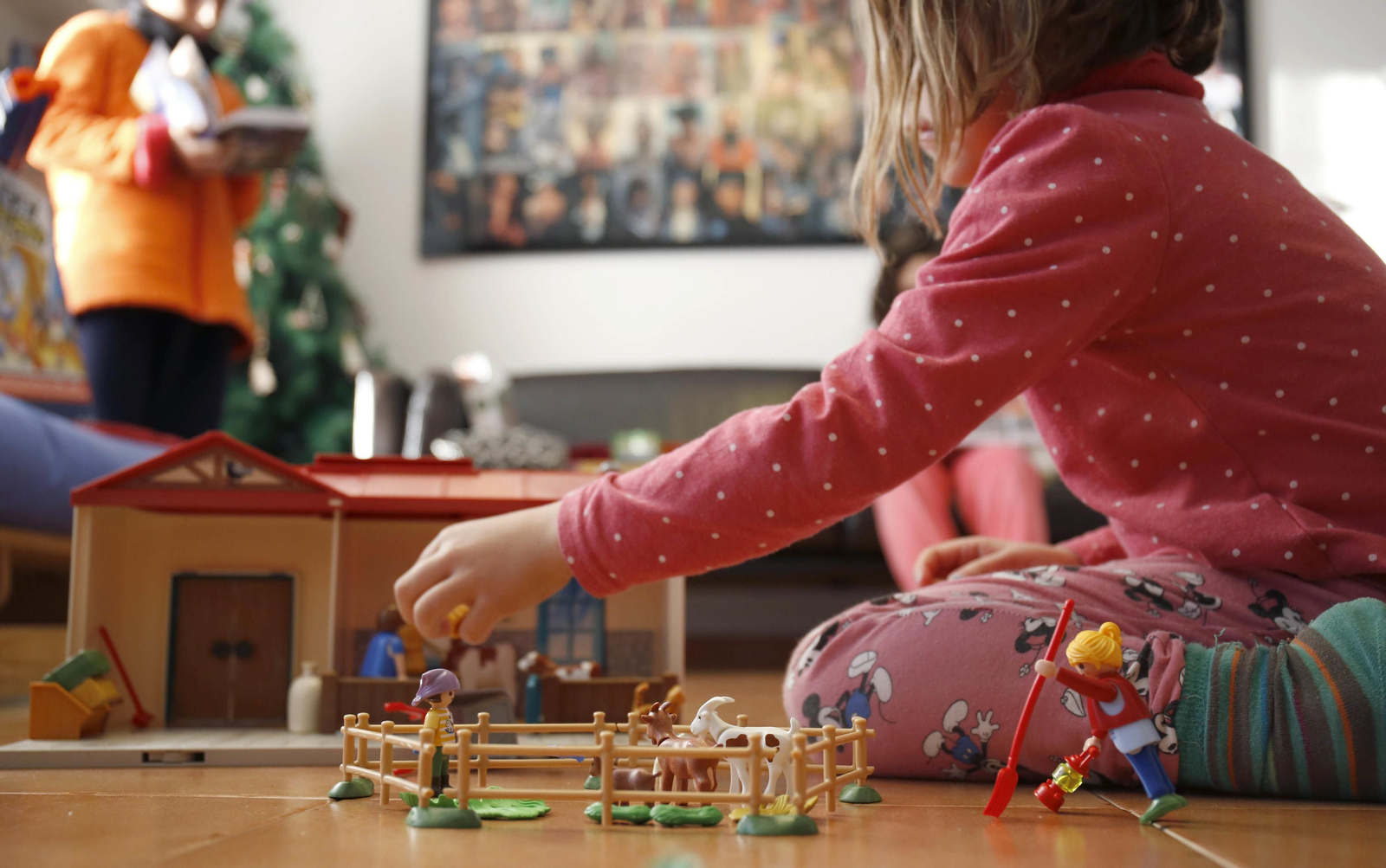 Una niña juega con sus muñecos de Playmobil en la mañana de Reyes.