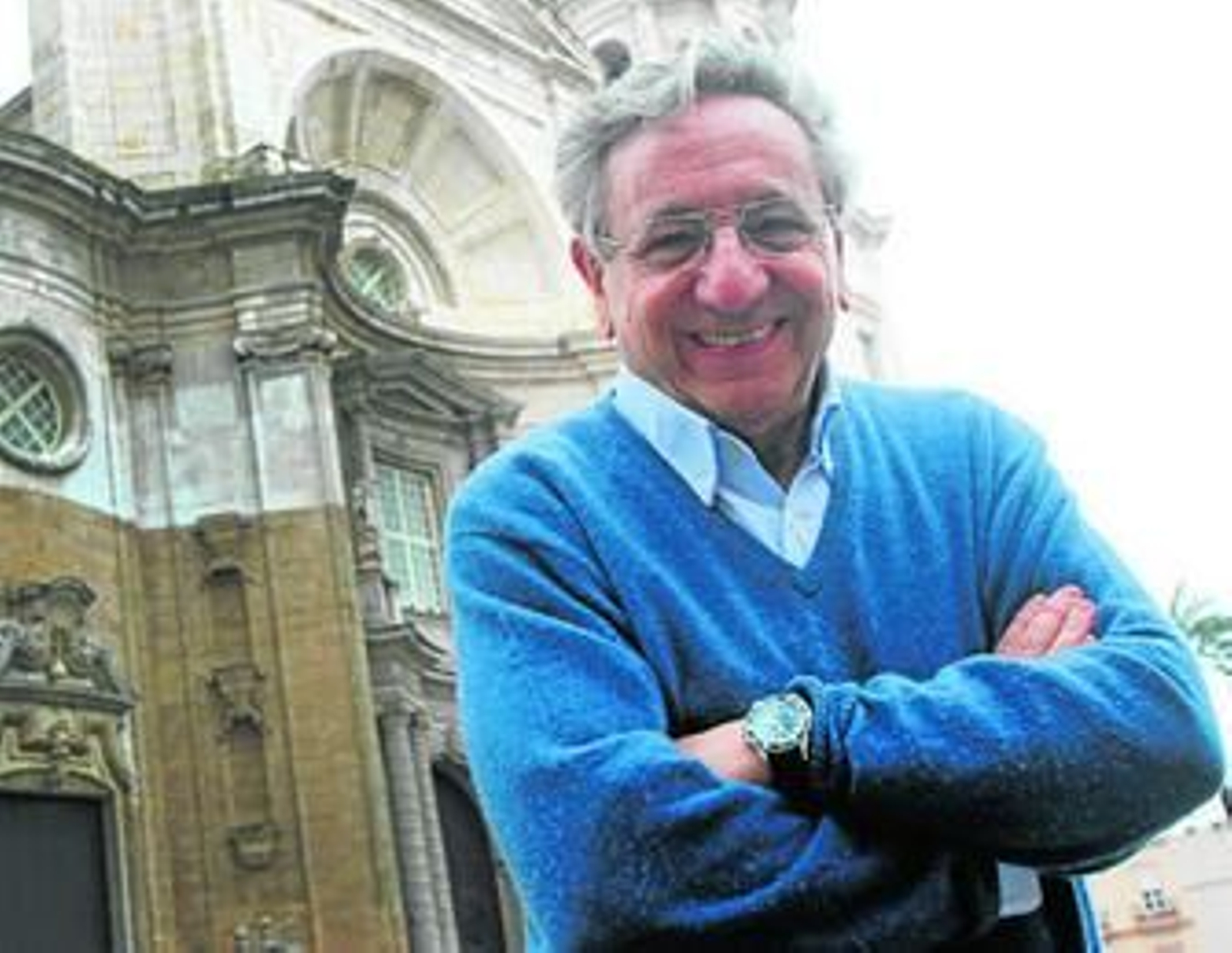El jesuita gaditano Pedro Miguel Lamet, días atrás, en la plaza de la Catedral de Cádiz.