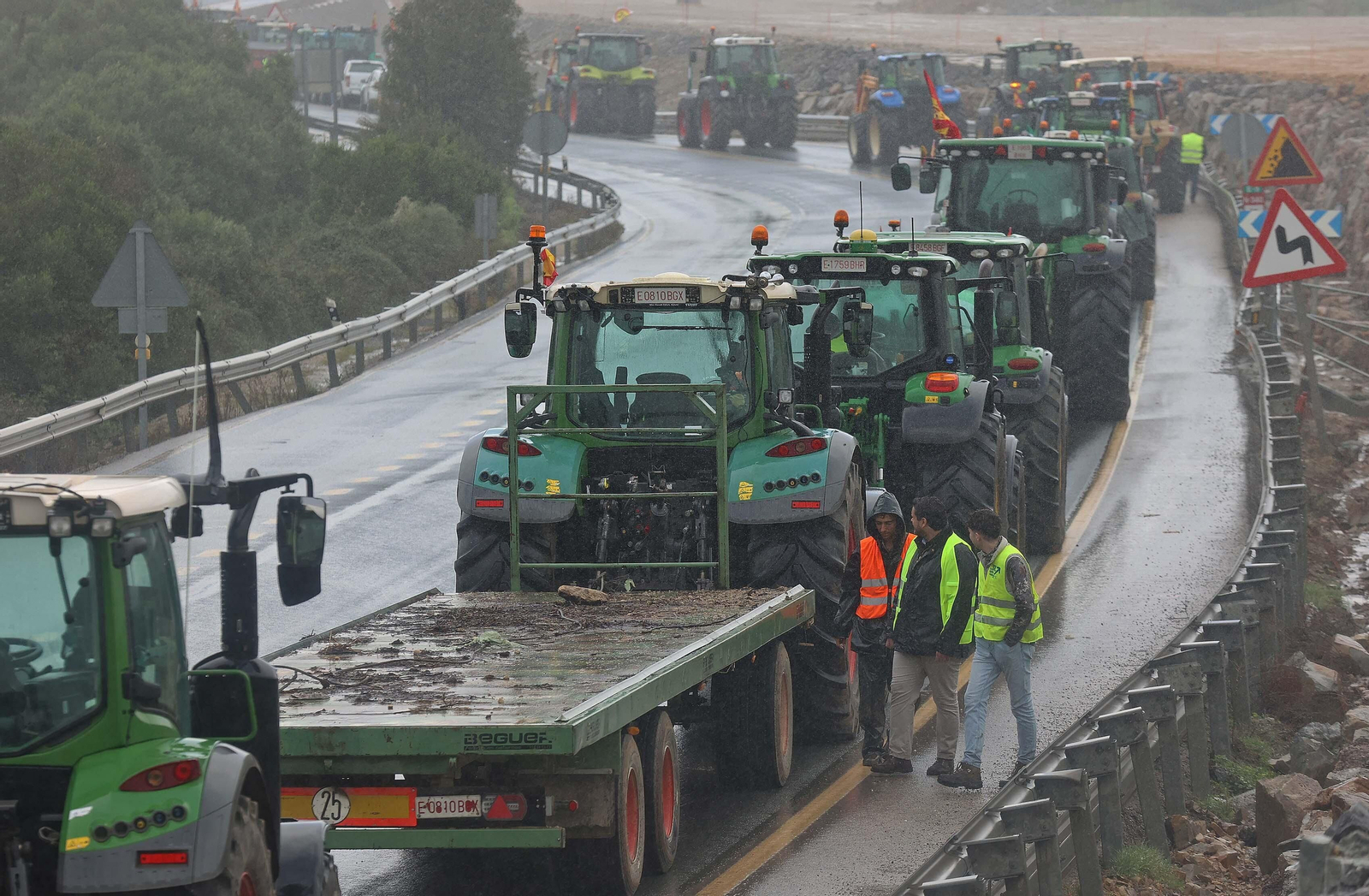 El corte del acceso sur de Algeciras por los tractoristas de Cádiz, en imágenes