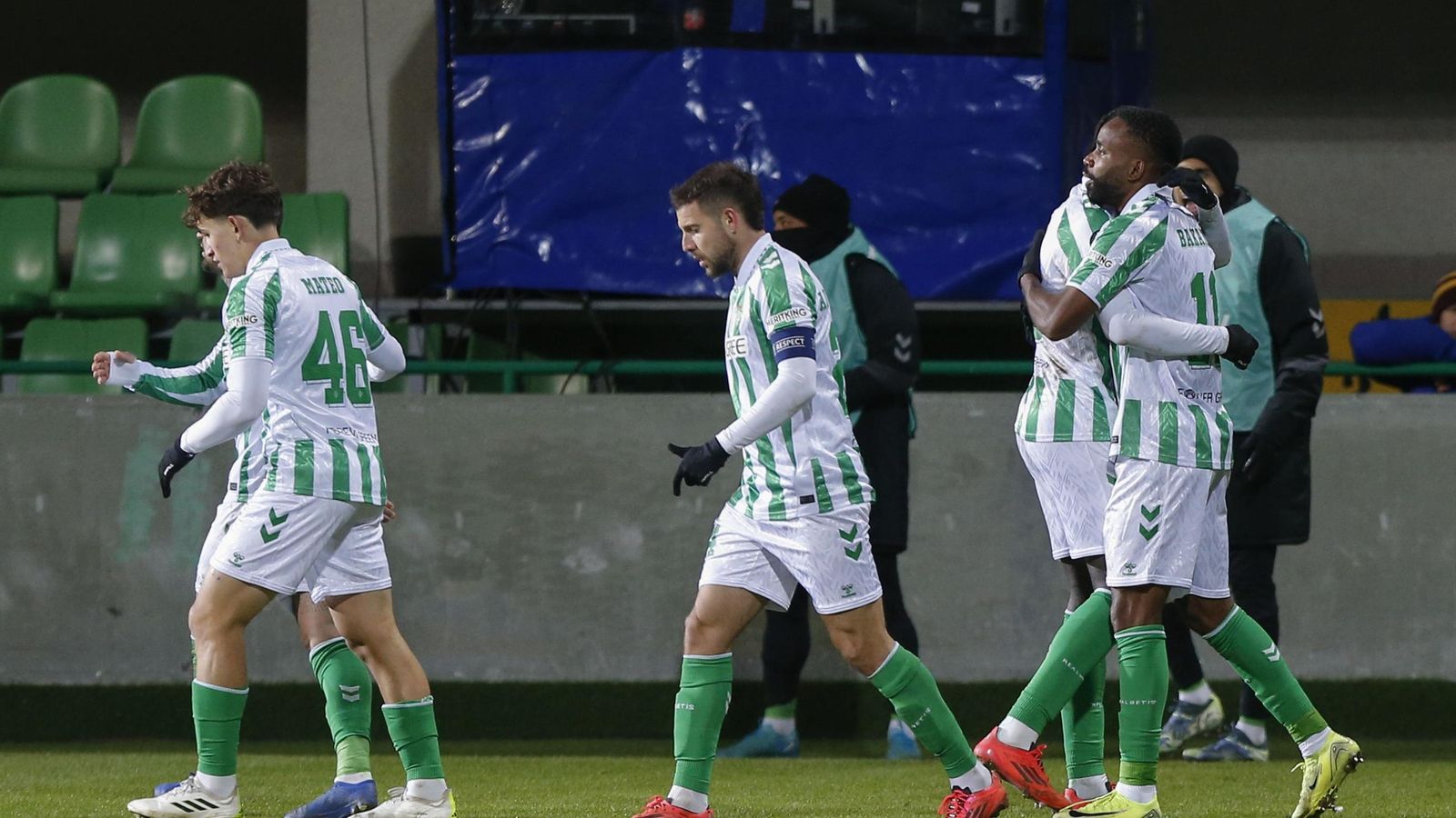 Los jugadores del Betis celebran el gol de Bakambu.