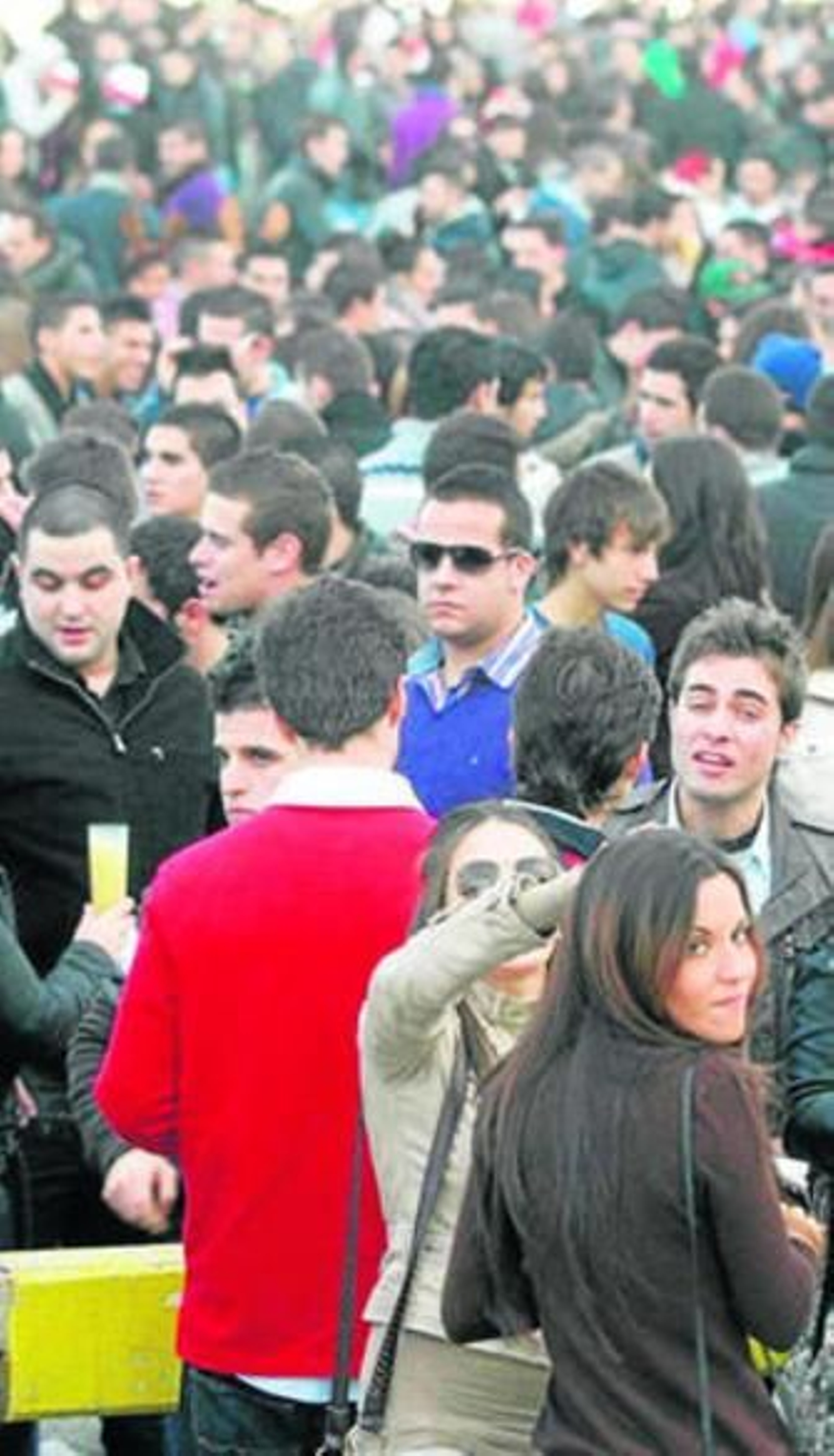 Un grupo de jóvenes, durante un botellón en el Llano.
