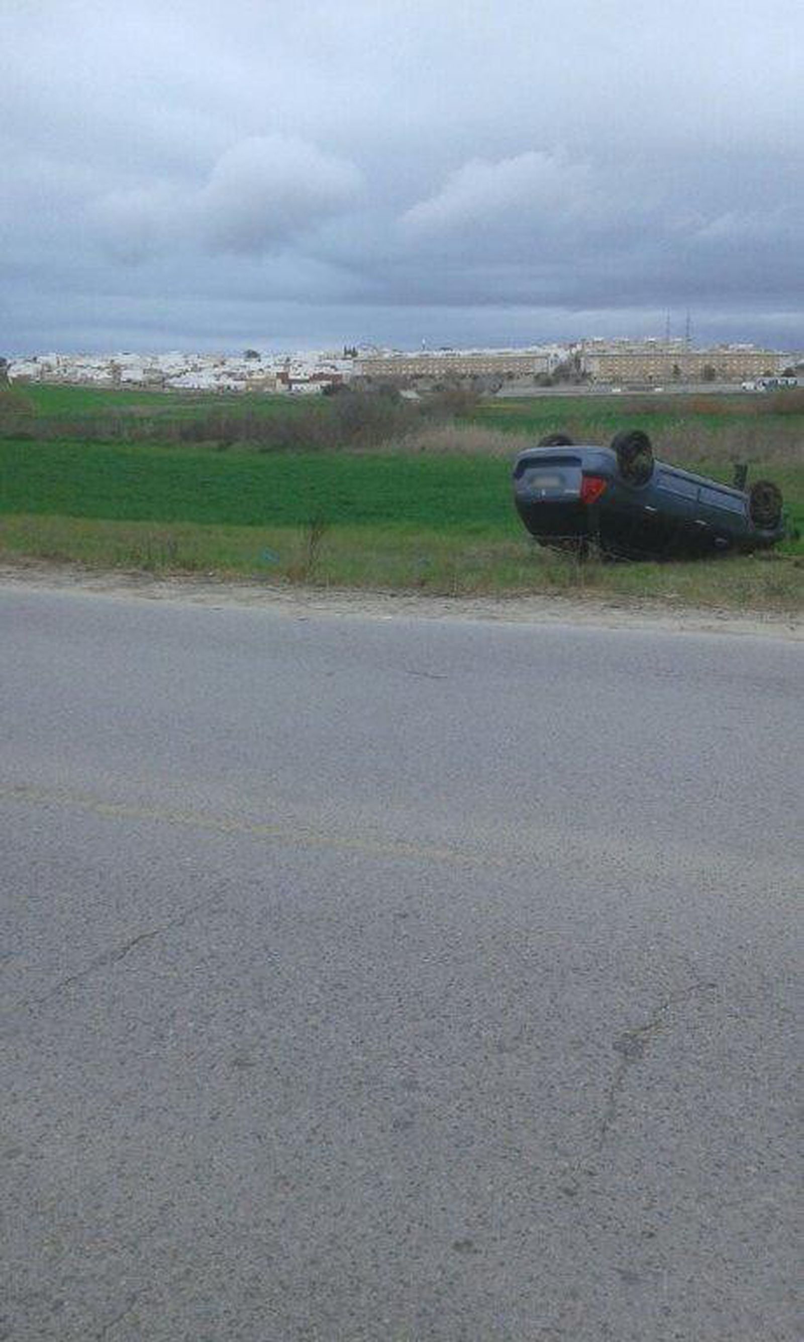 Un automóvil vuelca a la altura de Chiclana.