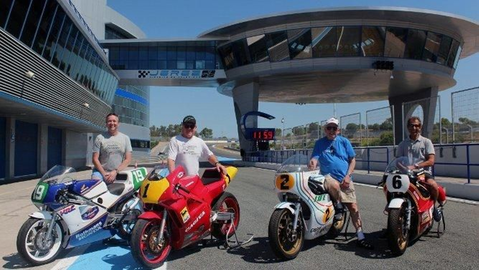 De izquierda a derecha, Freddie Spencer, Wayne Gardner, Phil Read y Steve Parrish, ayer en el ‘pit-lane’ del Circuito de Jerez.