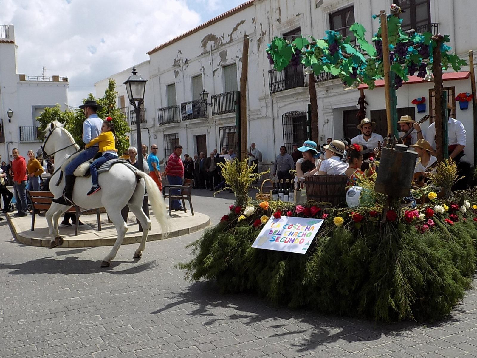 Ambiente rociero en la plaza Mayor.