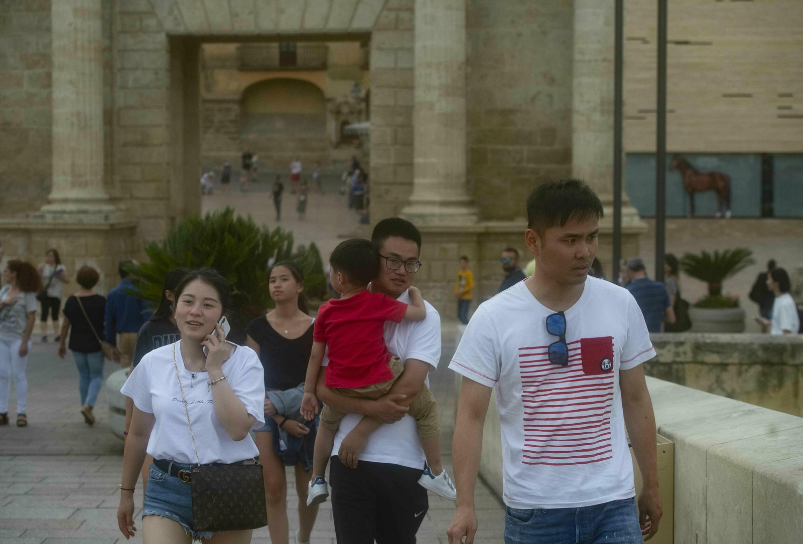 Turistas por el Puente Romano.