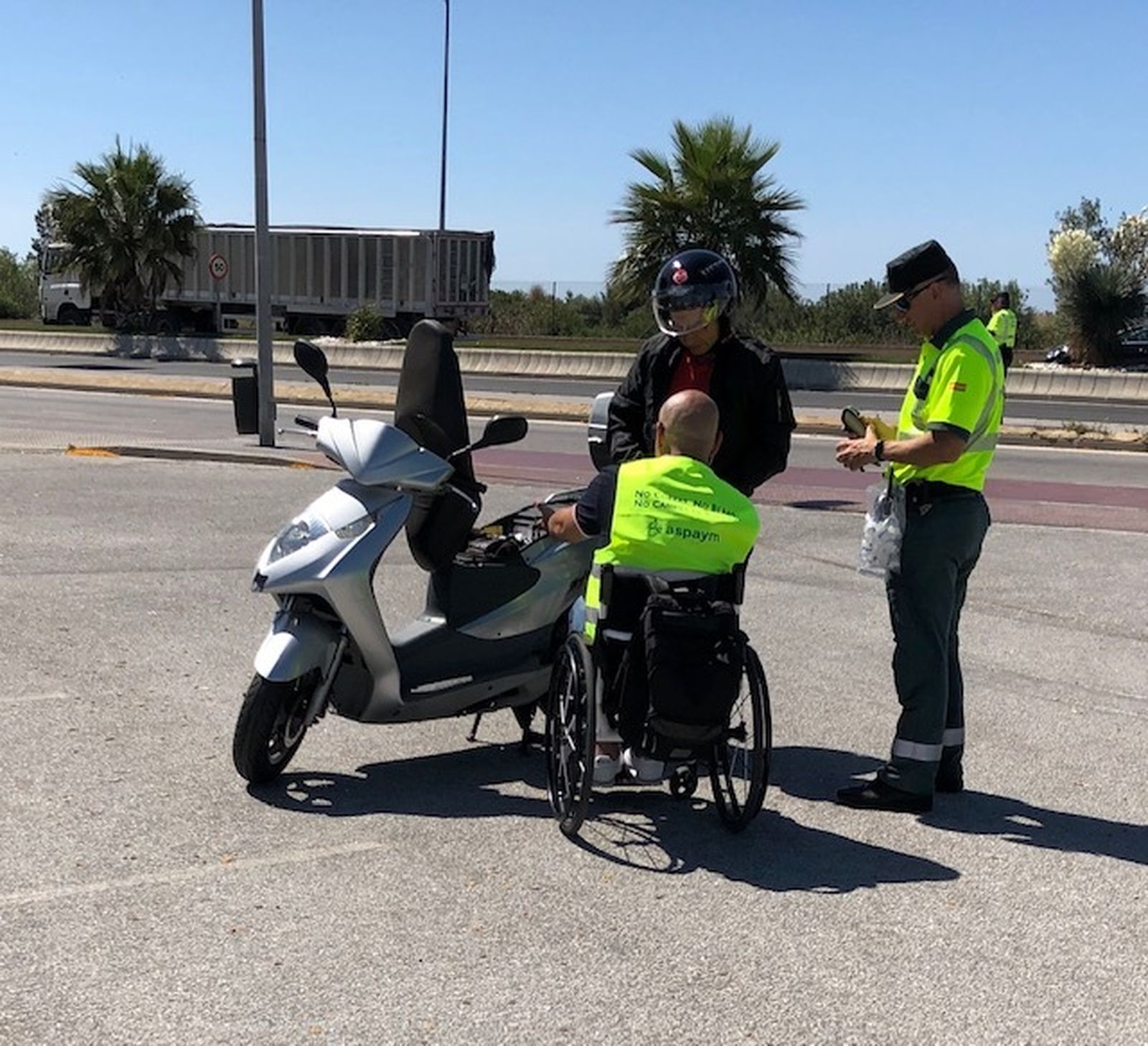 Sergio Hijano, esta mañana, de espaldas, informa al conductor de una motocicleta