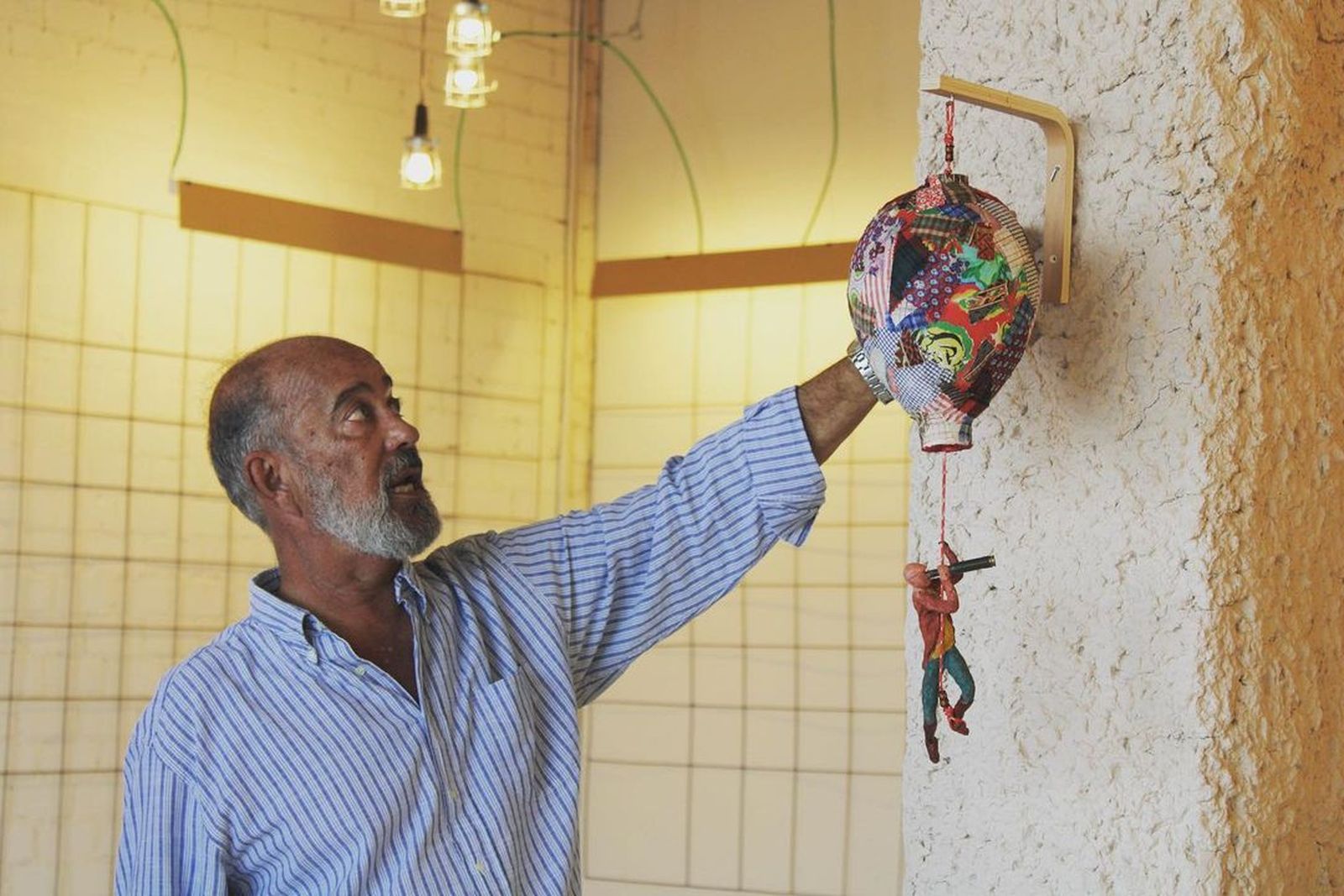 Nacho Fal con unas de sus obras.