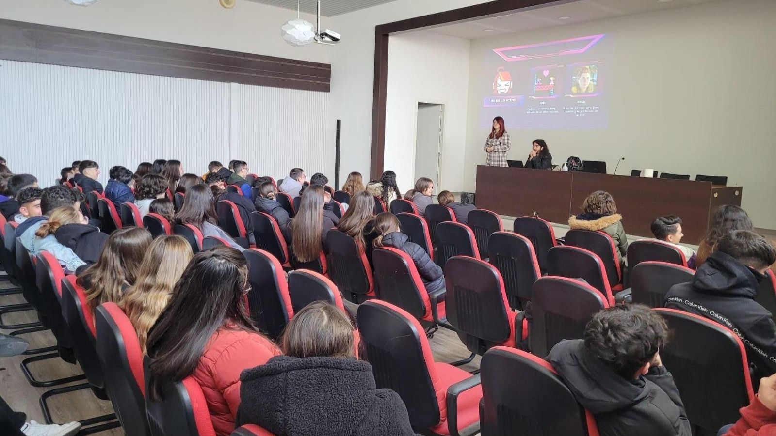 Olga y Miguel dan una charla a niños sobre el sector de los videojuegos. Olga y Miguel dan una charla a niños sobre el sector de los videojuegos.