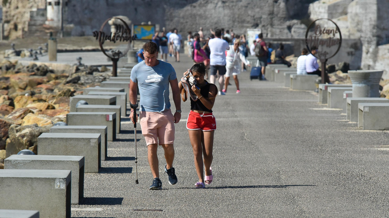 Un día de levante fuerte en Tarifa, en imágenes